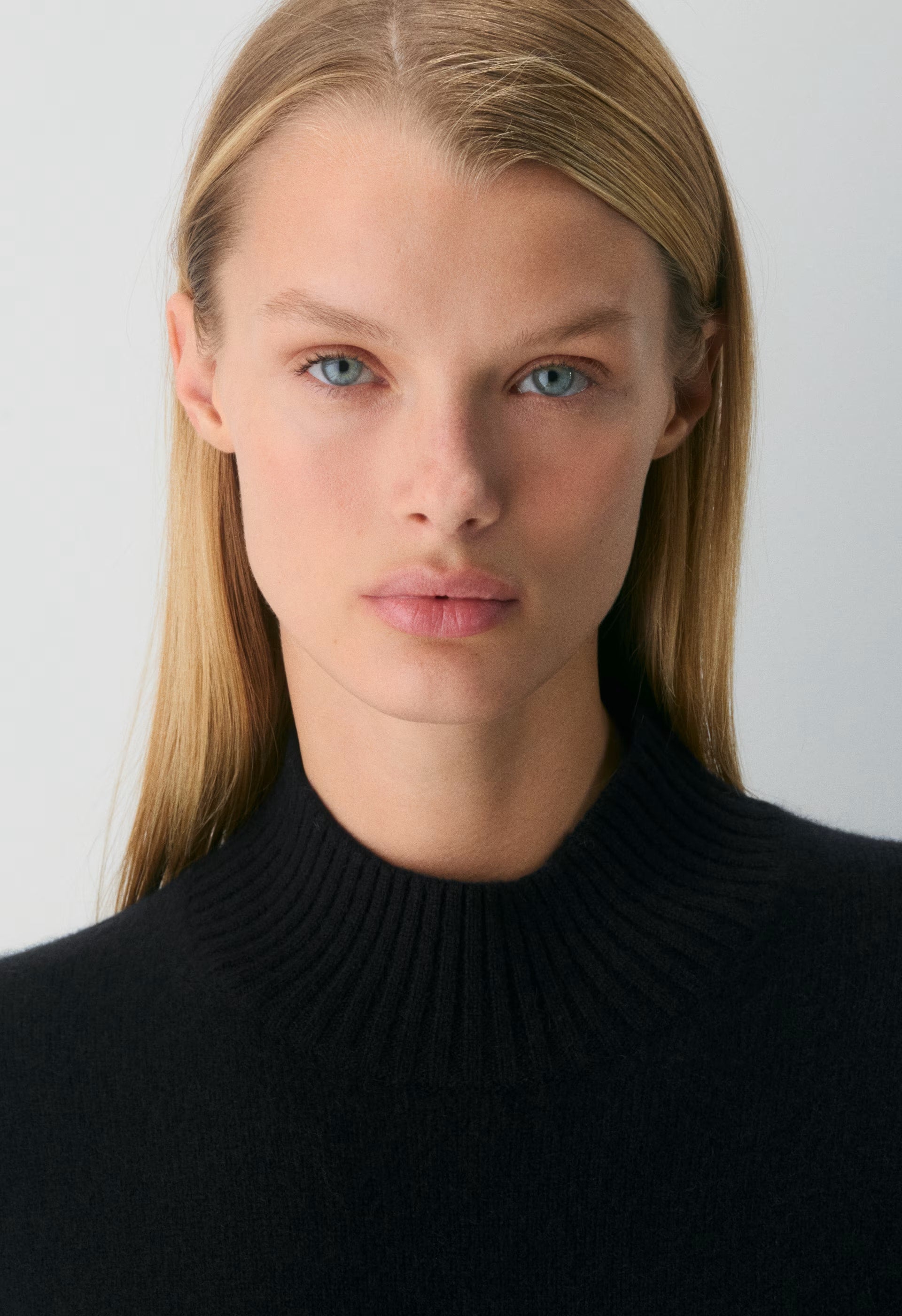 Essential Cashmere Folio Mockneck - BLACK