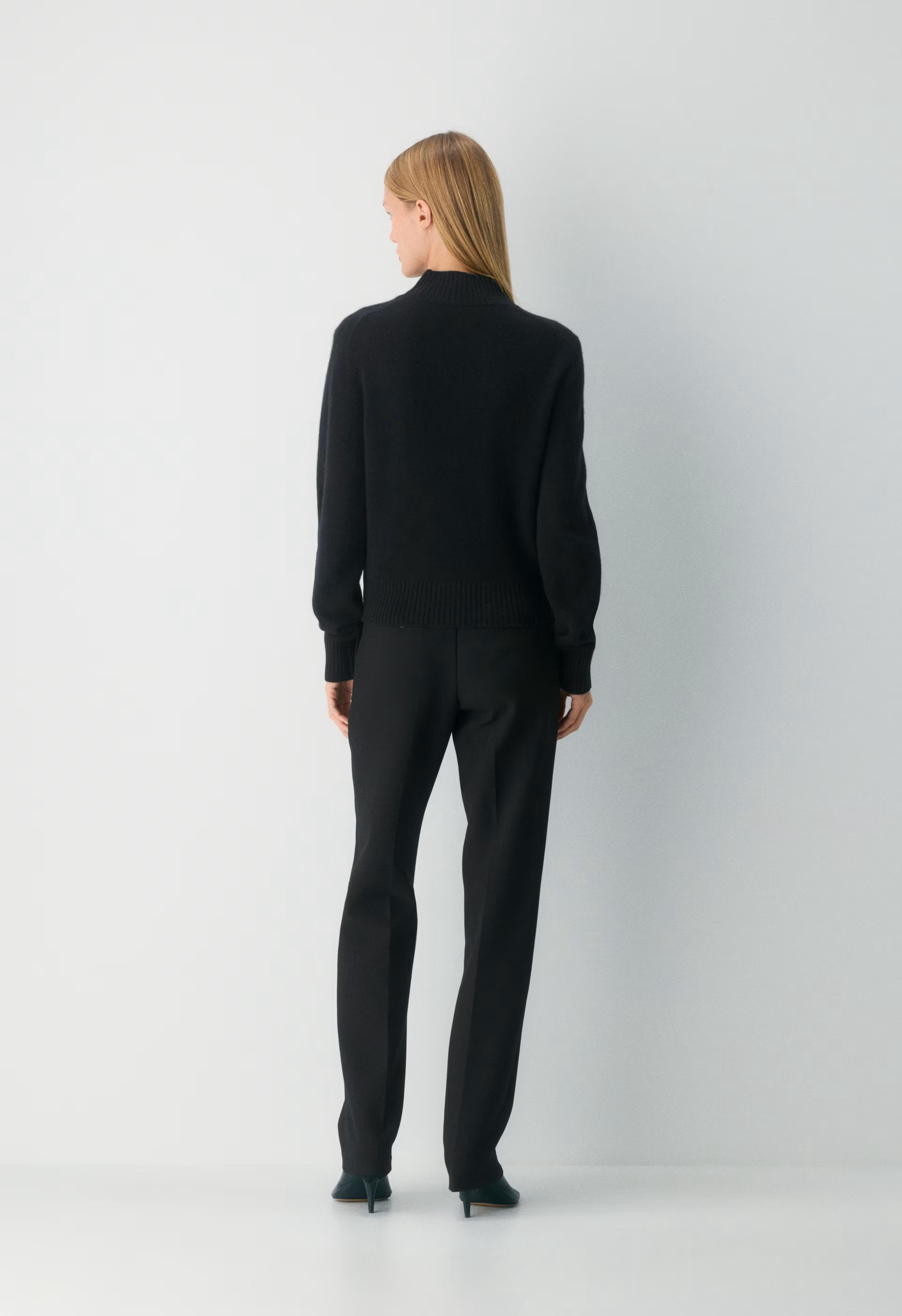 Essential Cashmere Folio Mockneck - BLACK