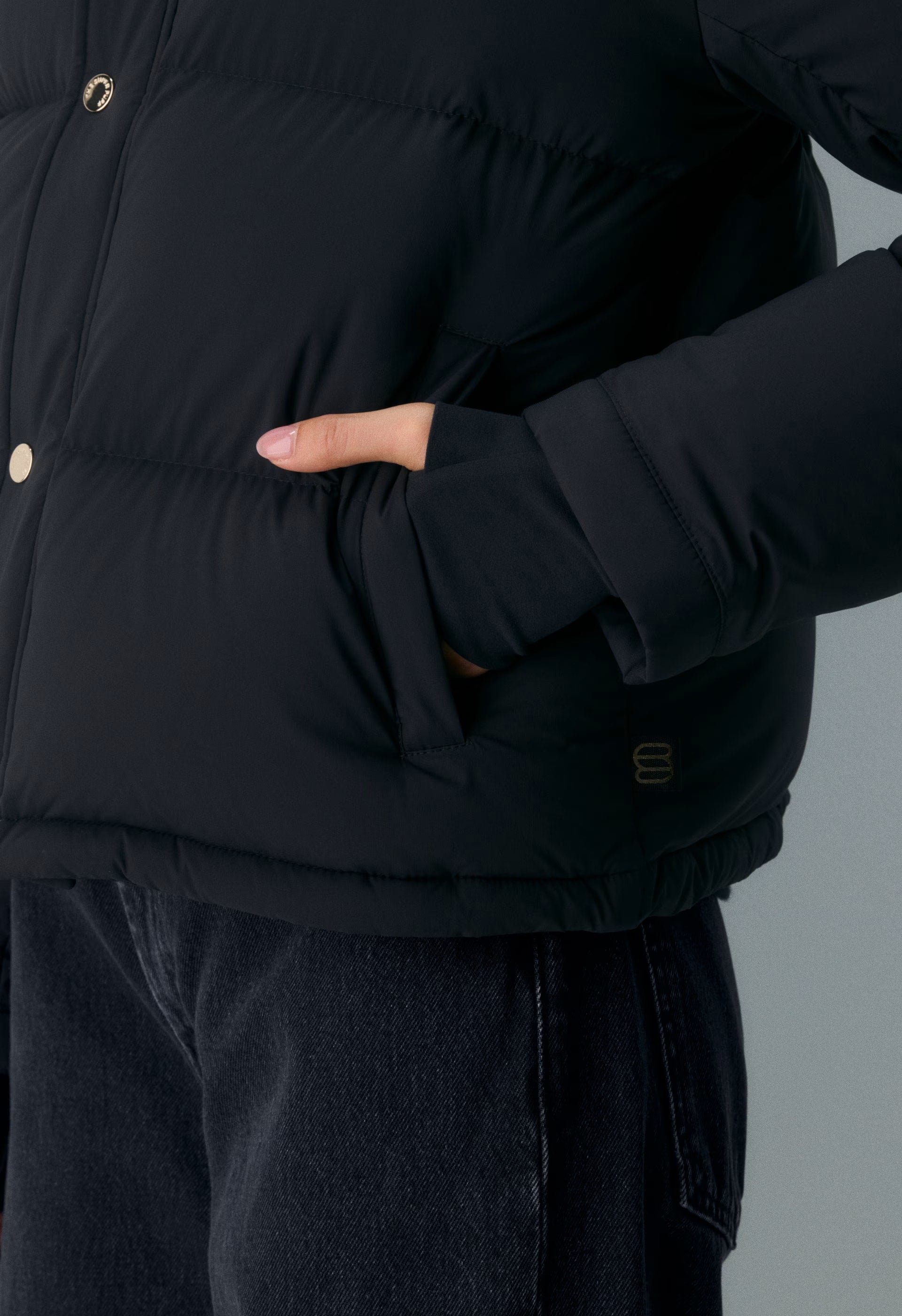The Super Puff™ Shorty - cliMATTE™ - BLACK/SHINY GOLD