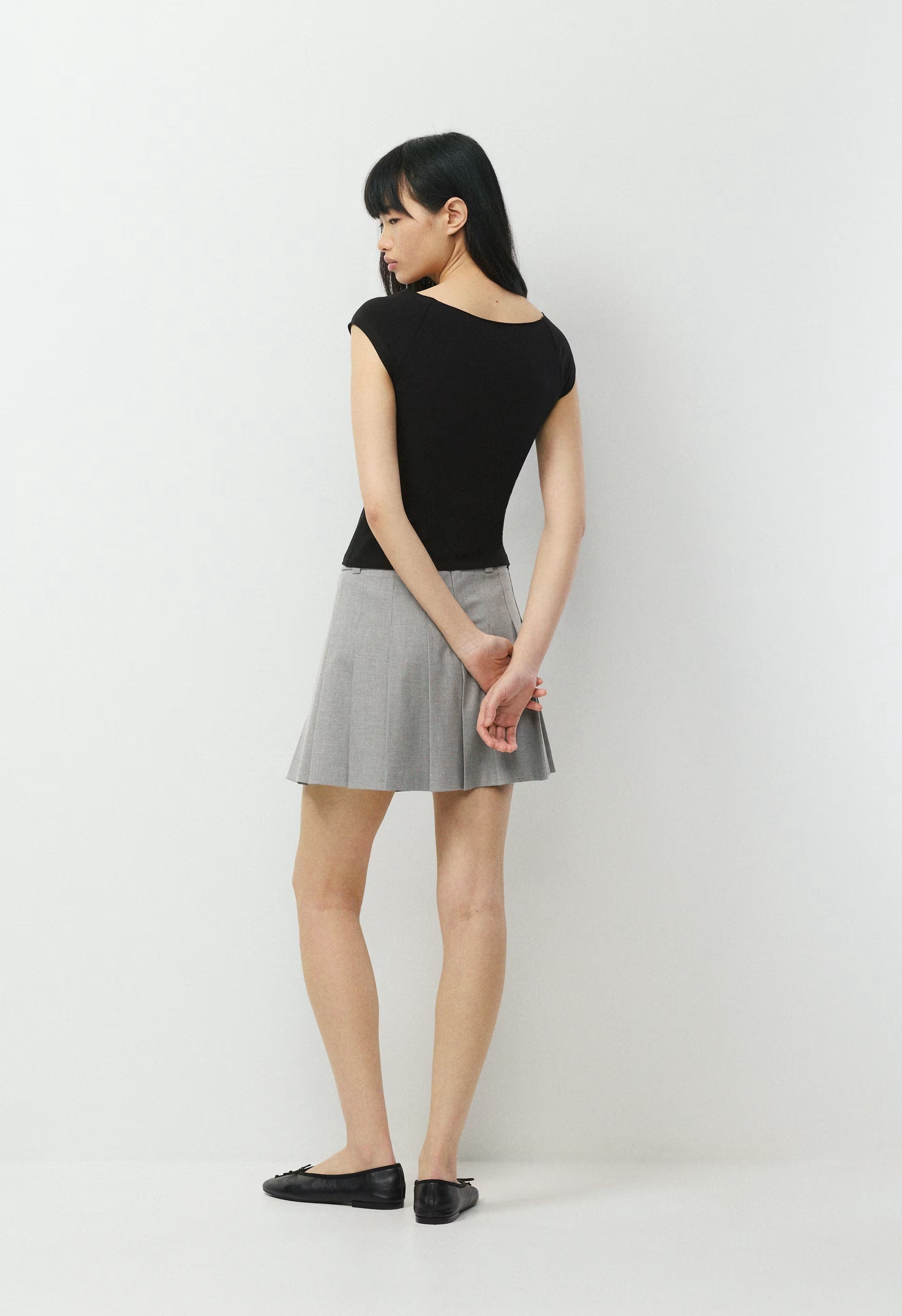 Chill Mira T-Shirt - BLACK