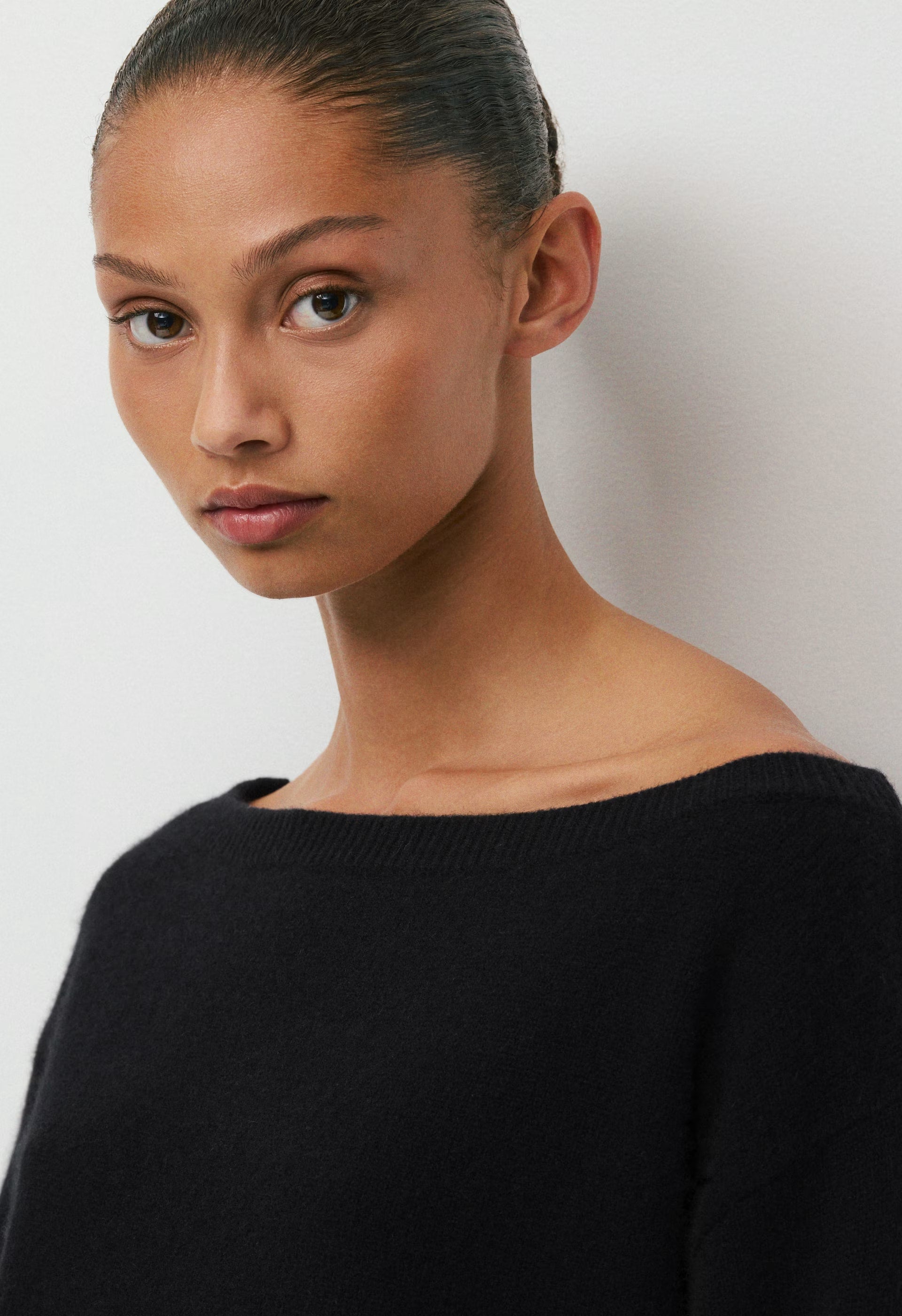 Essential Cashmere Nuance Sweater - BLACK