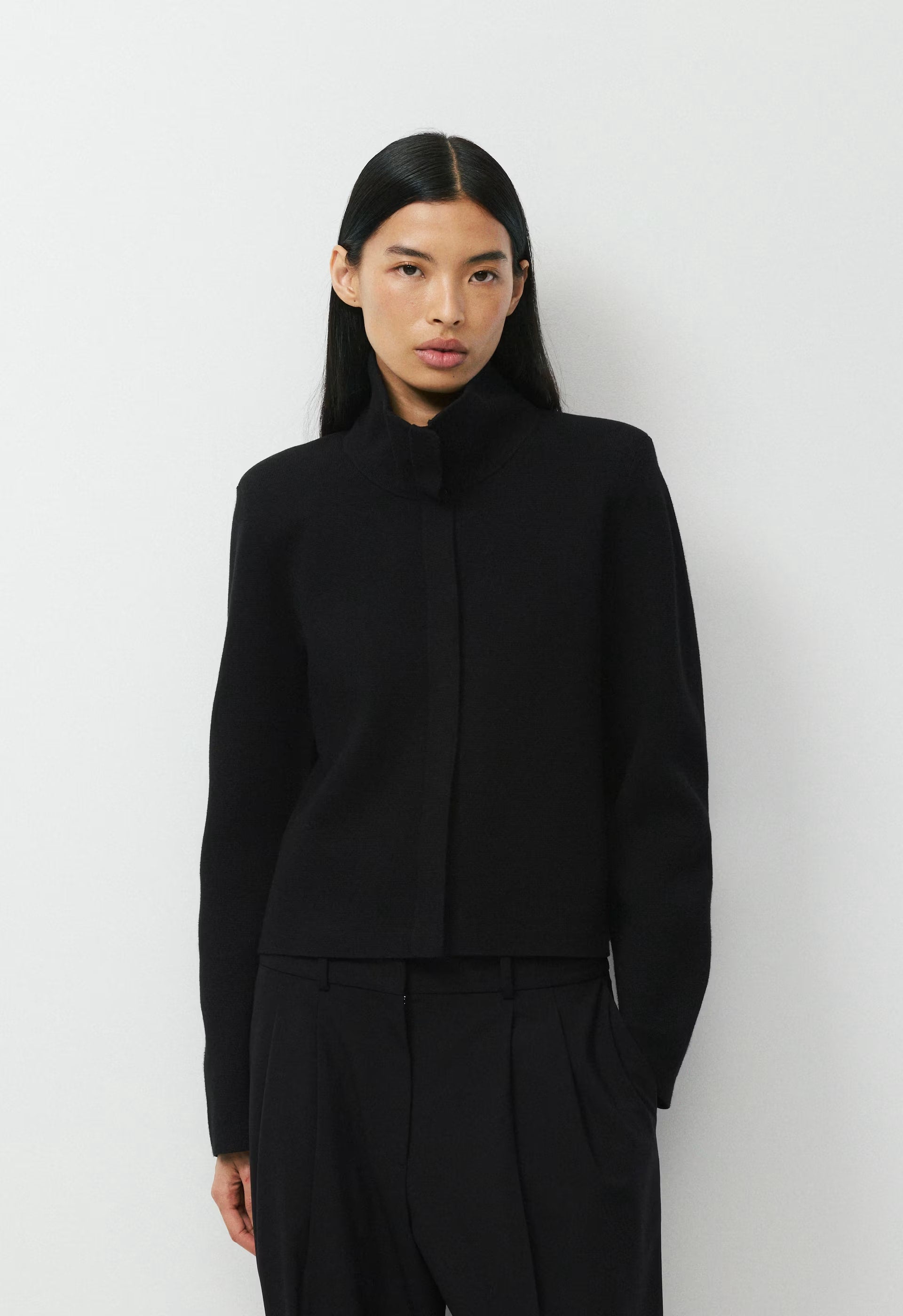 Quorum Cardigan - Wonder Yarn - BLACK