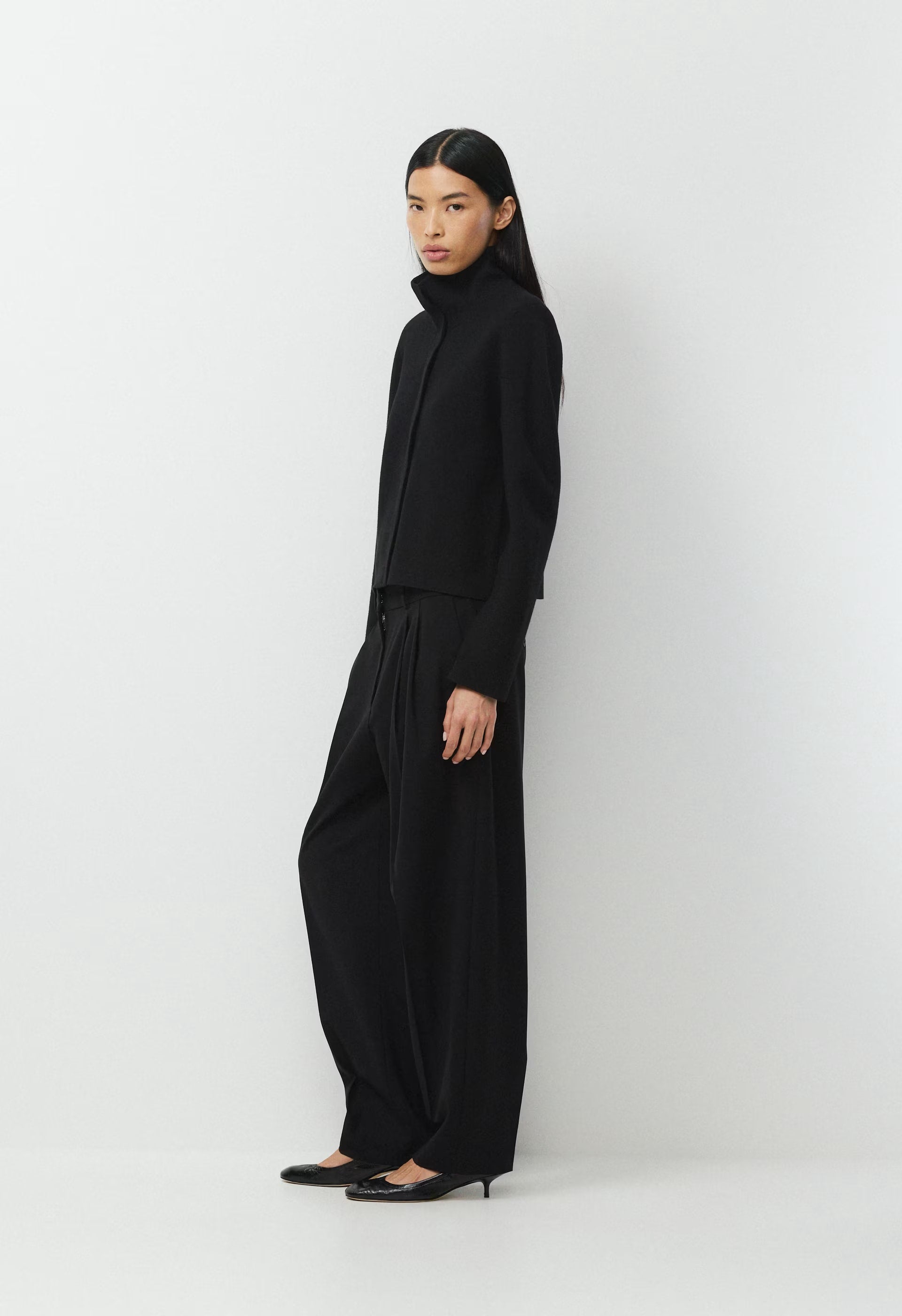 Quorum Cardigan - Wonder Yarn - BLACK