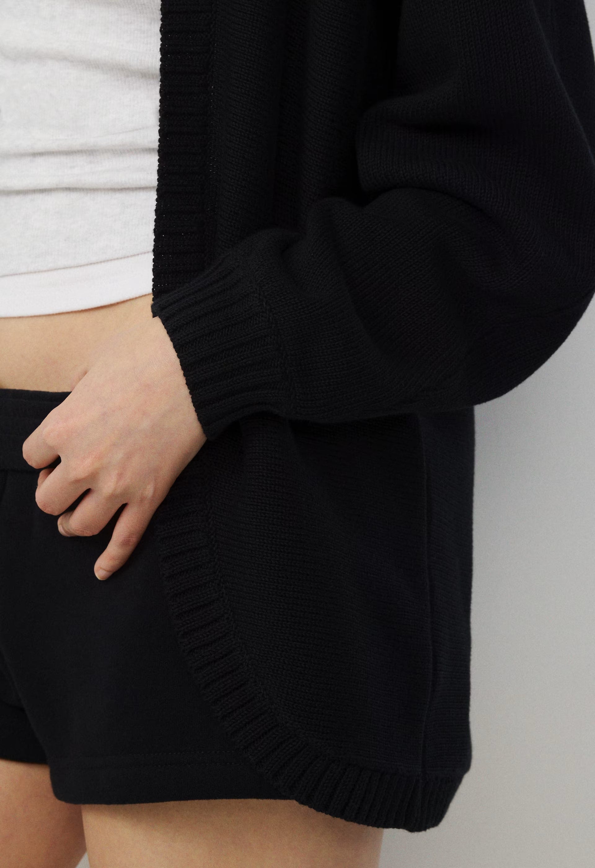 Gramercy Below Bum Shrug - BLACK