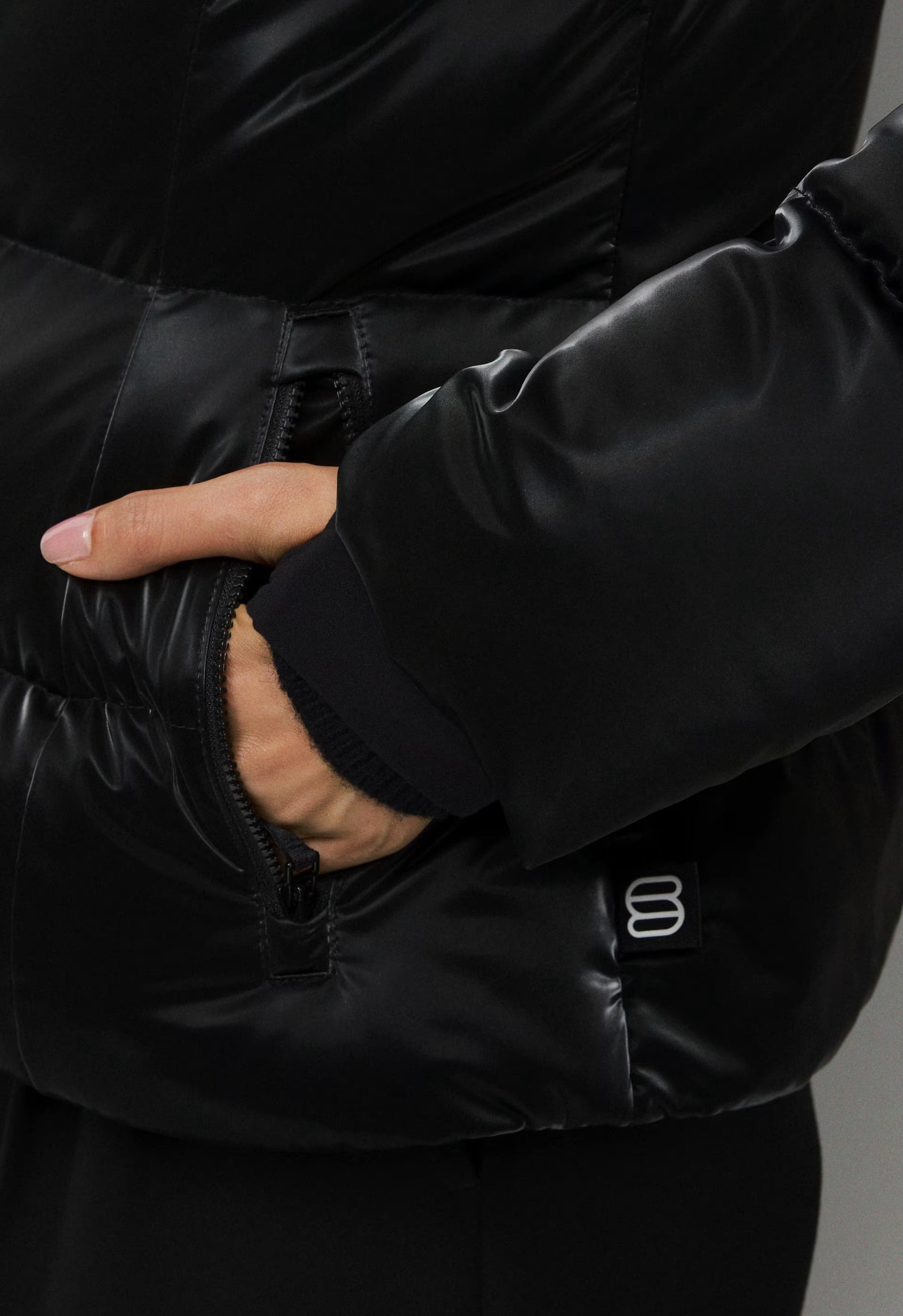 The SuperSnug Puff™ - Liquid Shine - BLACK