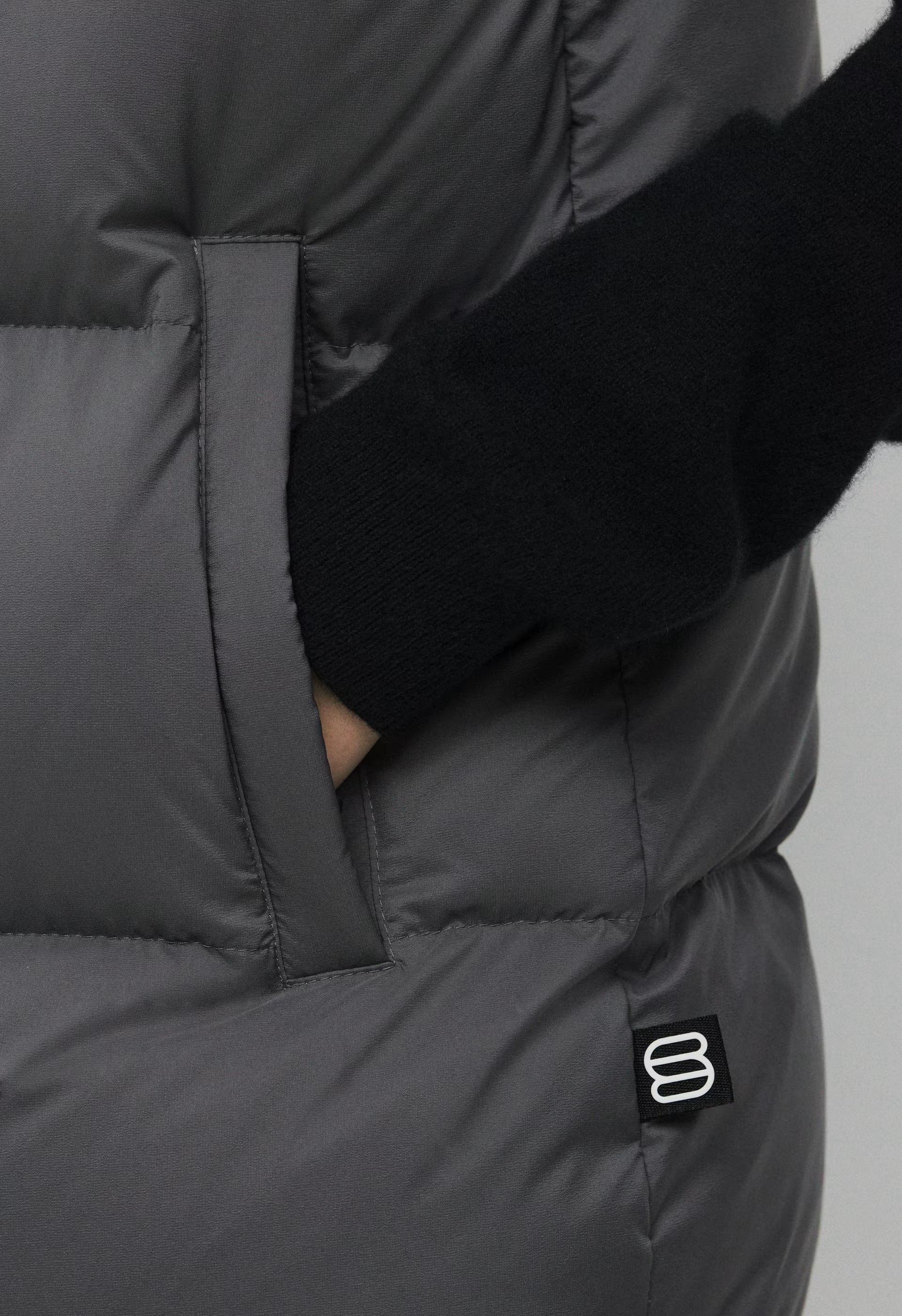 The Super Puff™ Mid Vest - cliMATTE™ - ELEGANT CHARCOAL