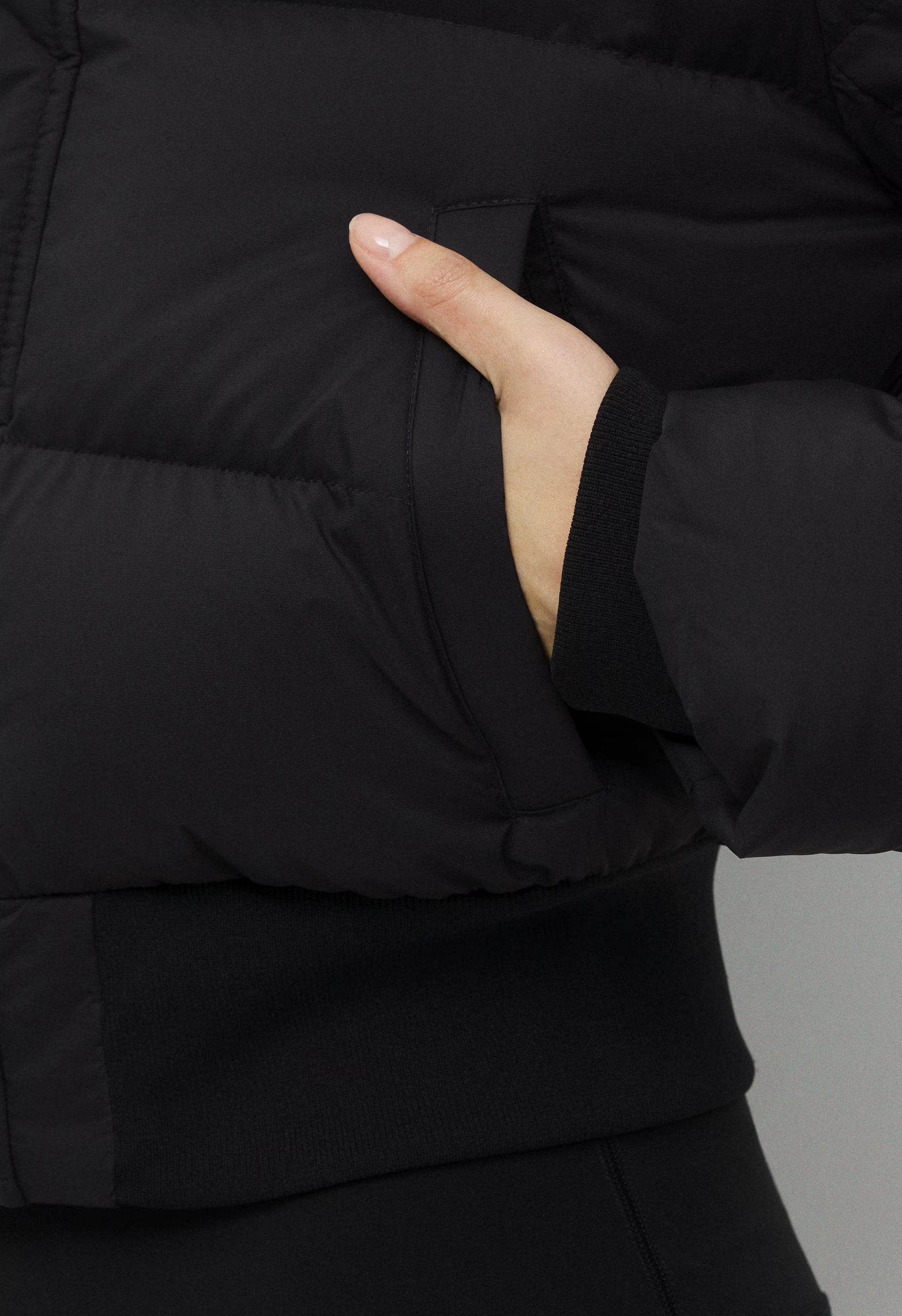 The Super Chalet Puff™ - cliMATTE™ - BLACK/BLACK