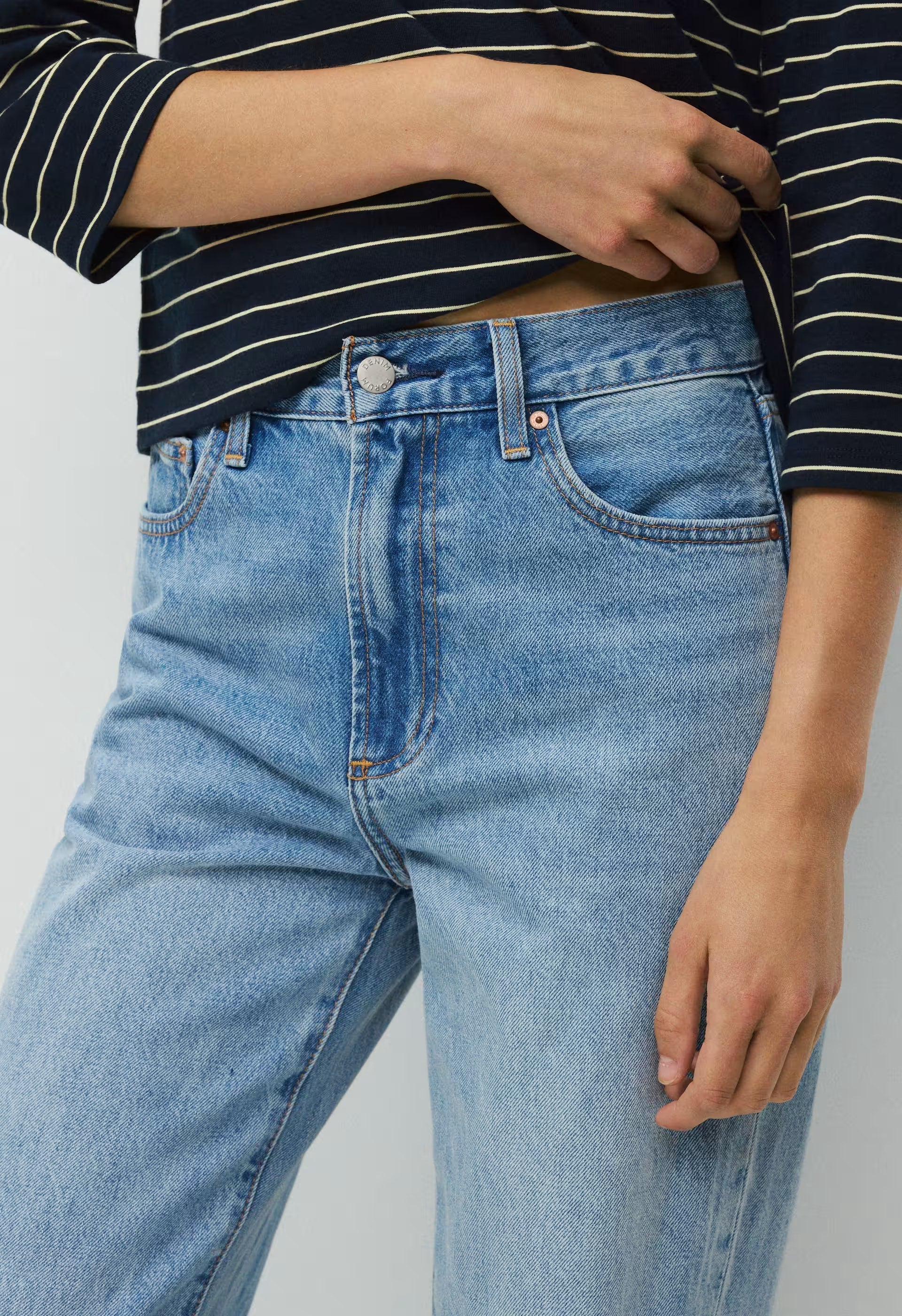Denim Forum The Farrah Hi-Rise Wide Jean - VNTGE MD DARK BLUE