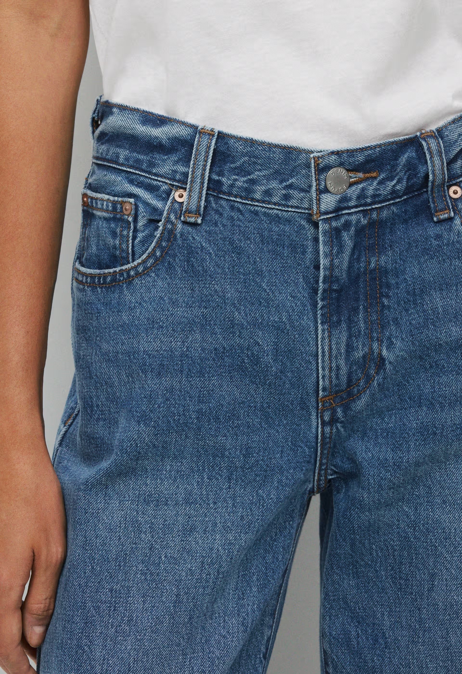 Denim Forum The Farrah Lo-Rise Wide Jean - 5 YRS KISS N TELL BLEU