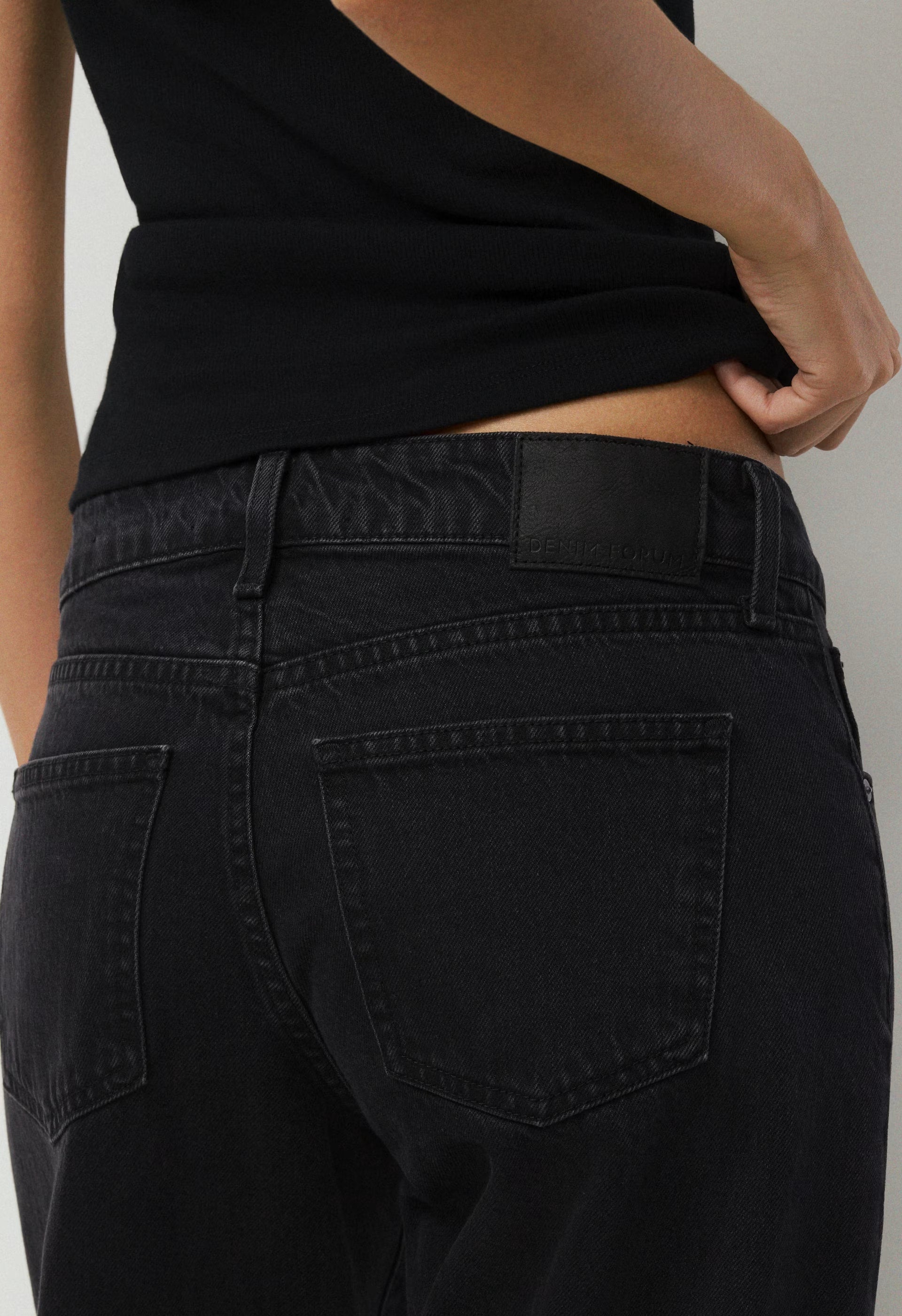 Denim Forum The ‘90s Relaxed Ultra Lo-Rise Wide Jean - BLACK EYELINER