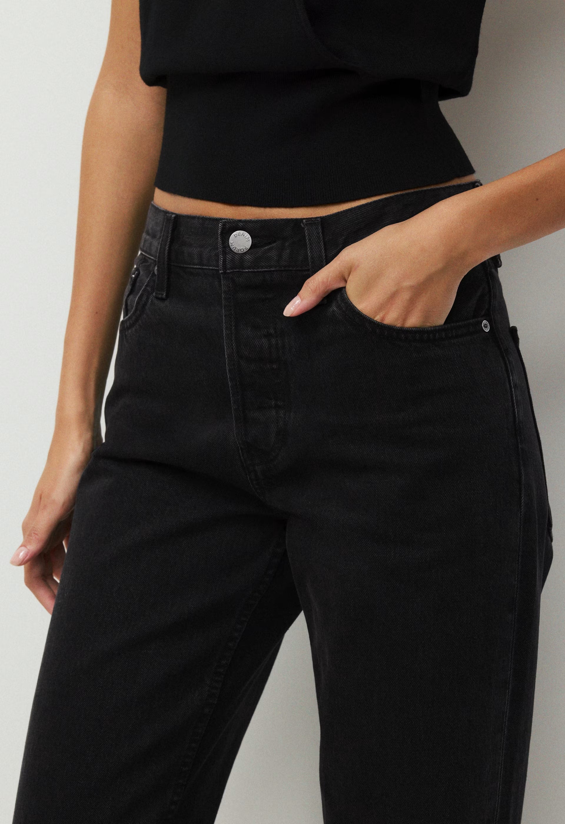 Denim Forum 004 Hi-Rise Straight Jean - BLACK EYELINER