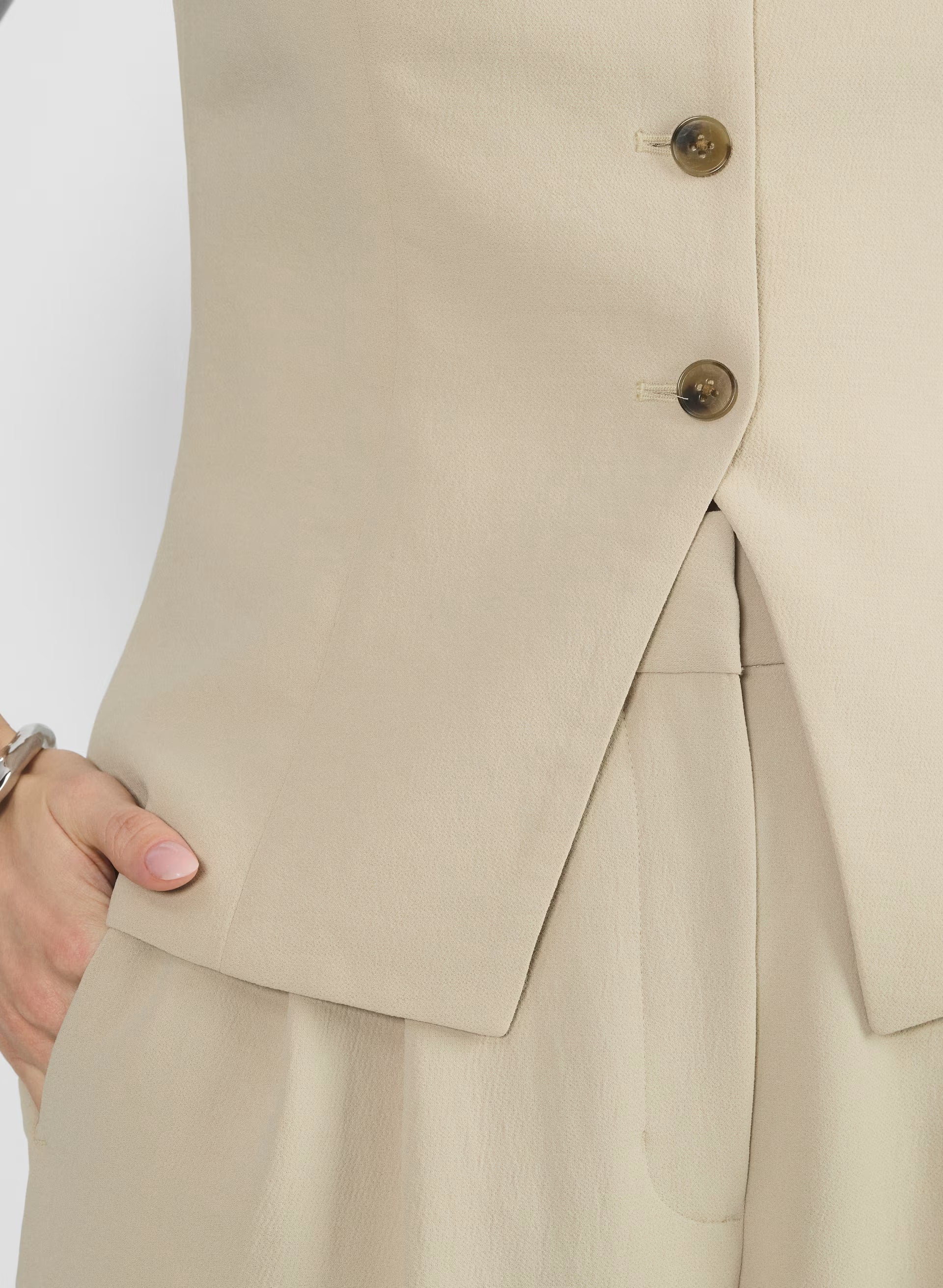 Regal Vest - Crepette™ - MARCONA BEIGE