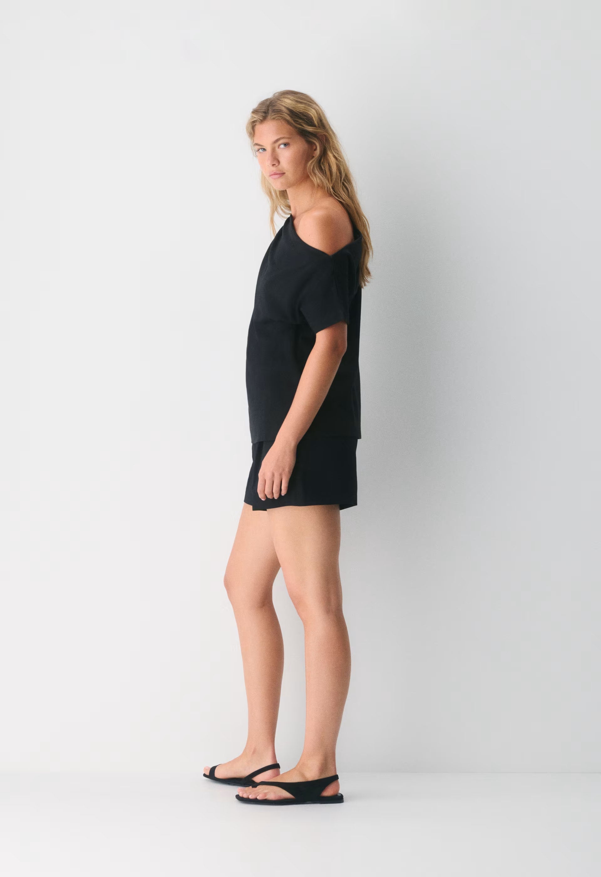 The Effortless Short™ Curve-Fit Mid-Thigh - Crepette™ - BLACK