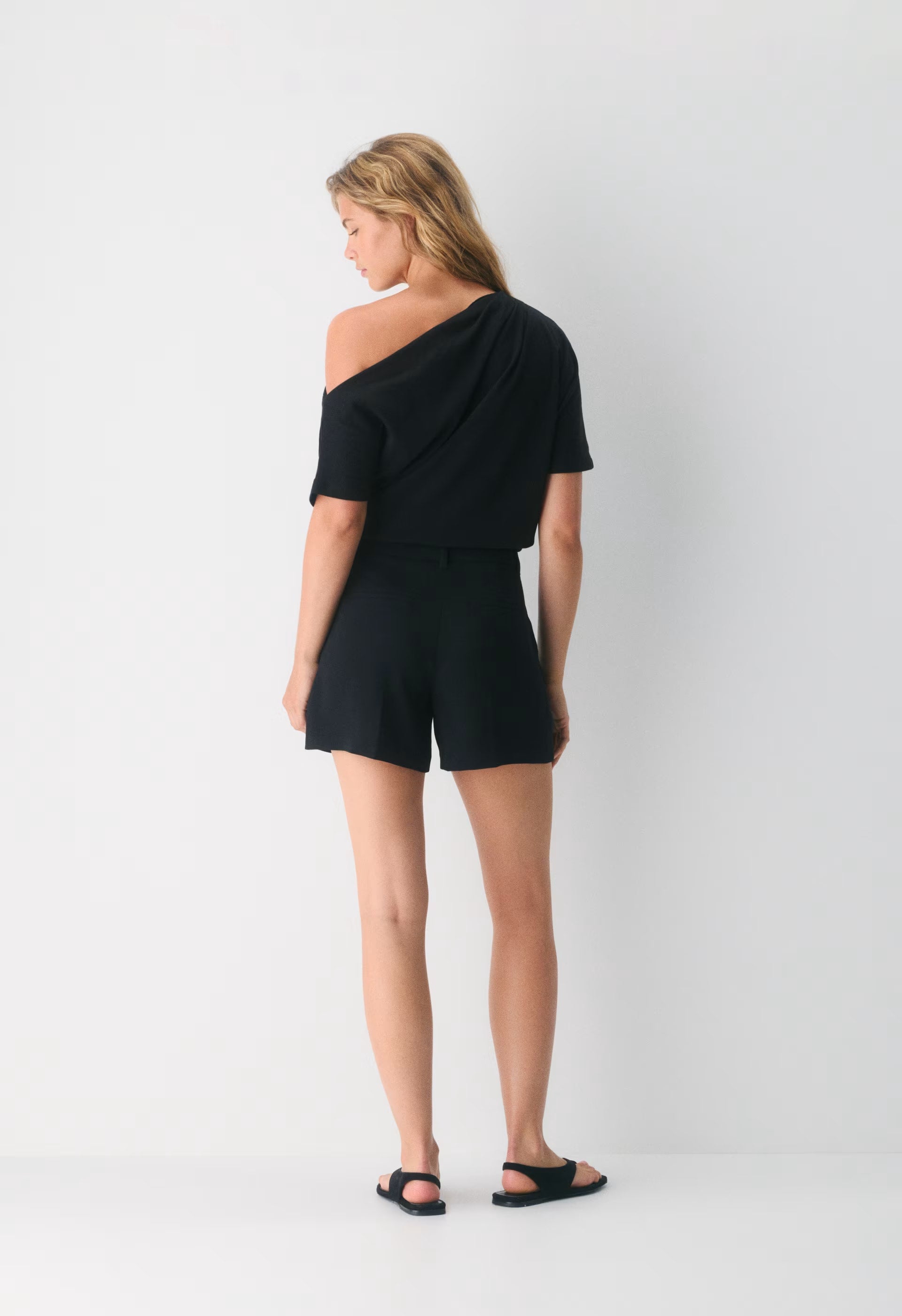 The Effortless Short™ Curve-Fit Mid-Thigh - Crepette™ - BLACK