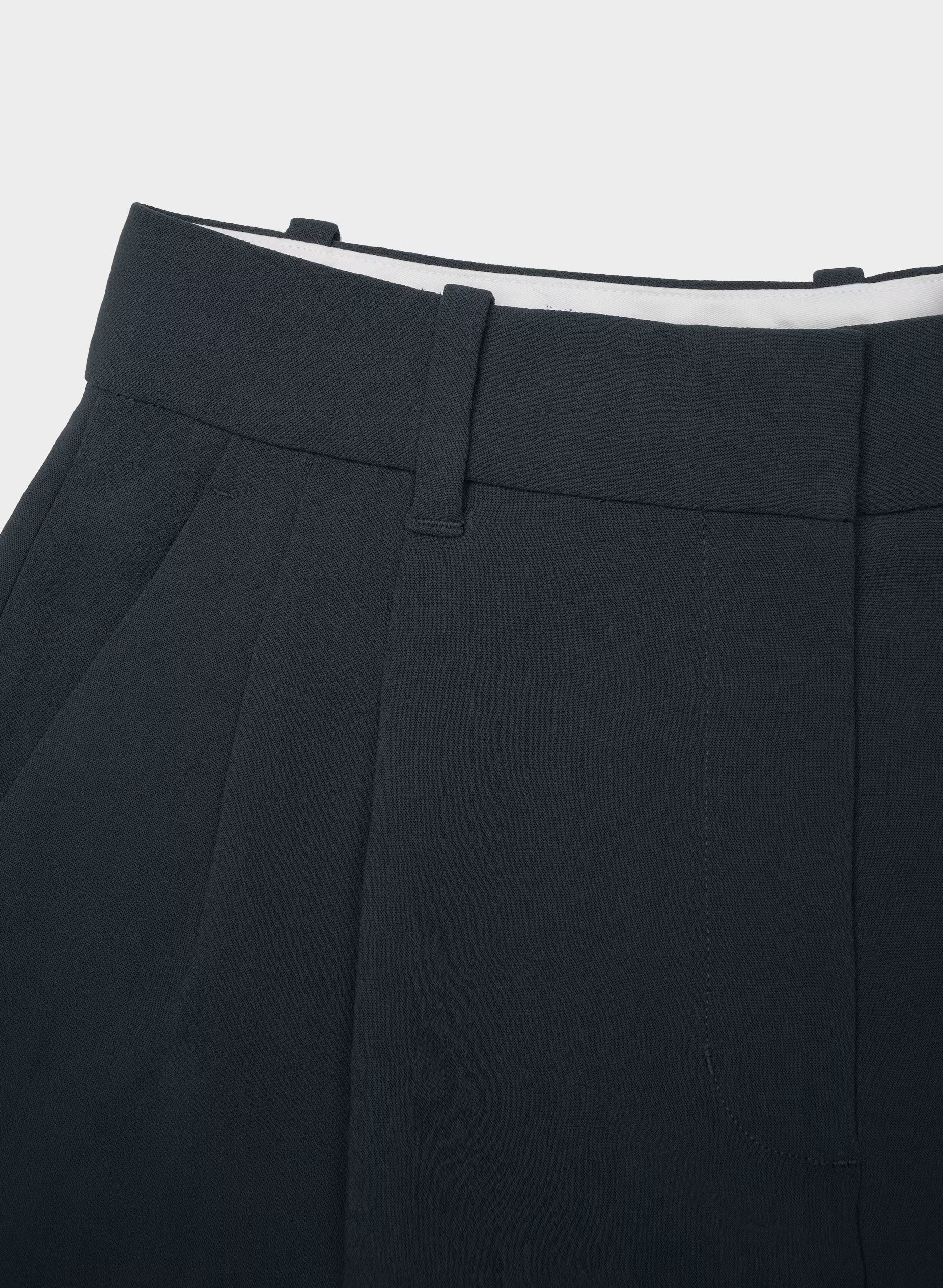 The Effortless Short™ Curve-Fit Mid-Thigh - Crepette™ - DARK NIGHT NAVY