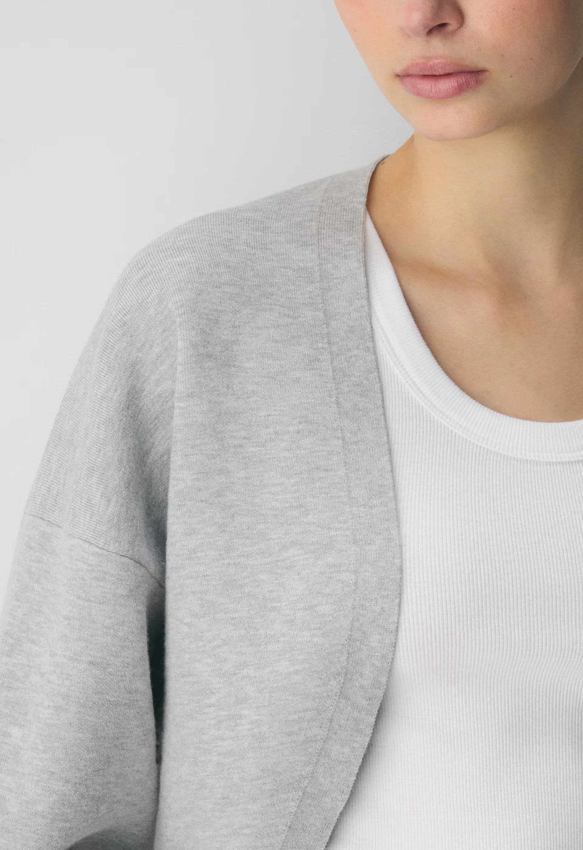 New Decision Shrug - Wonder Yarn - HEATHER CHROME