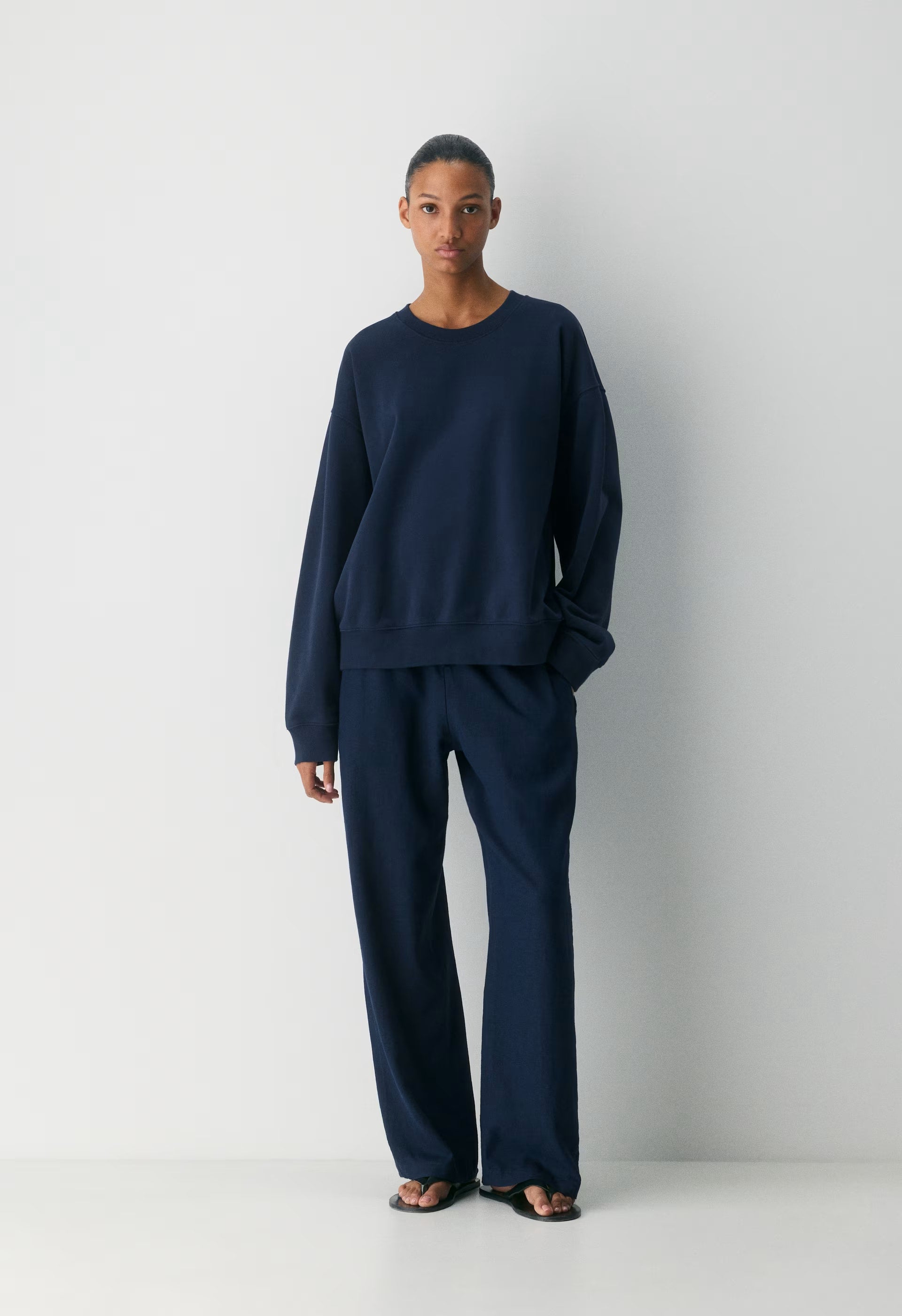 Della Sweatshirt - BLACK