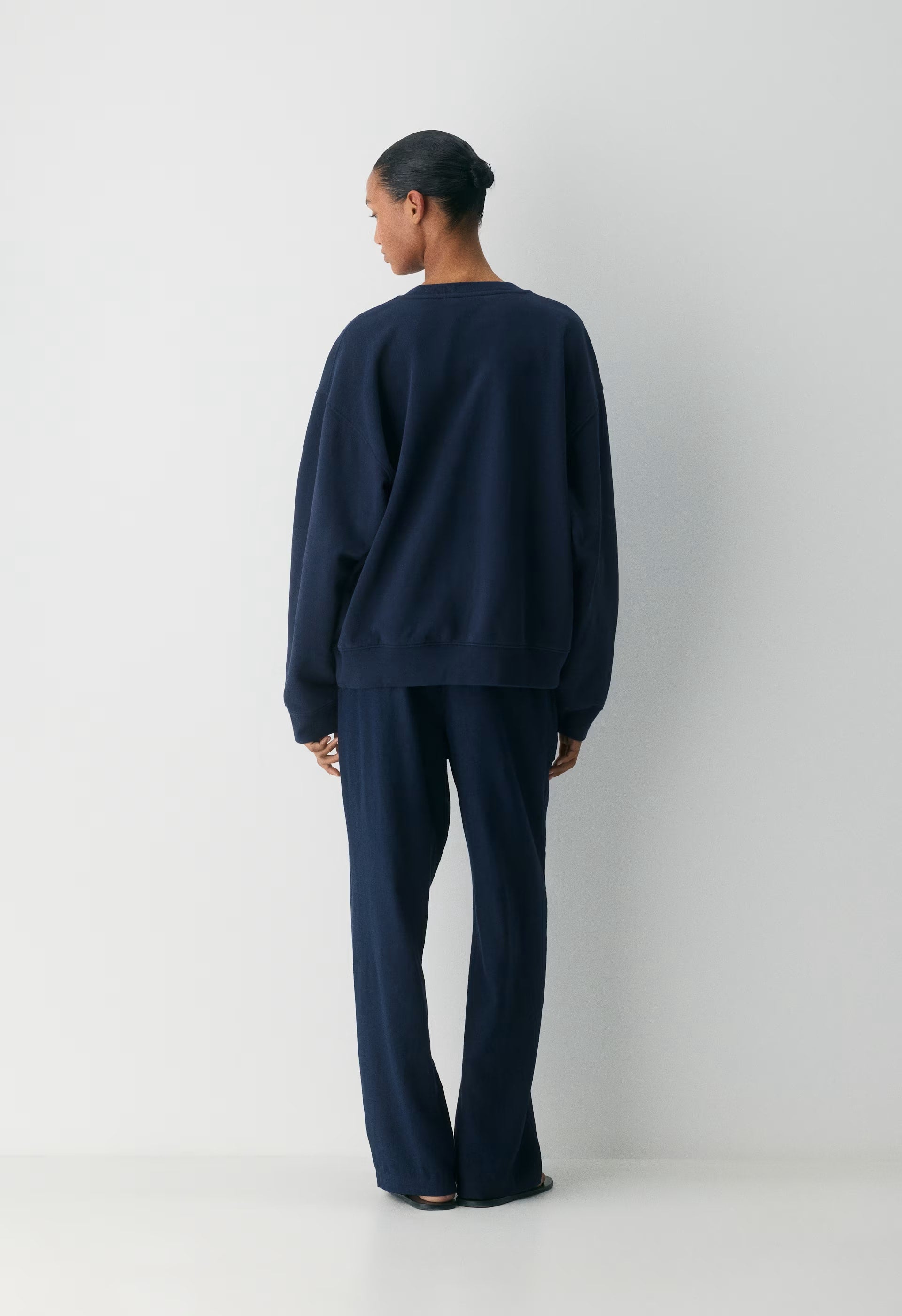 Della Sweatshirt - BLACK