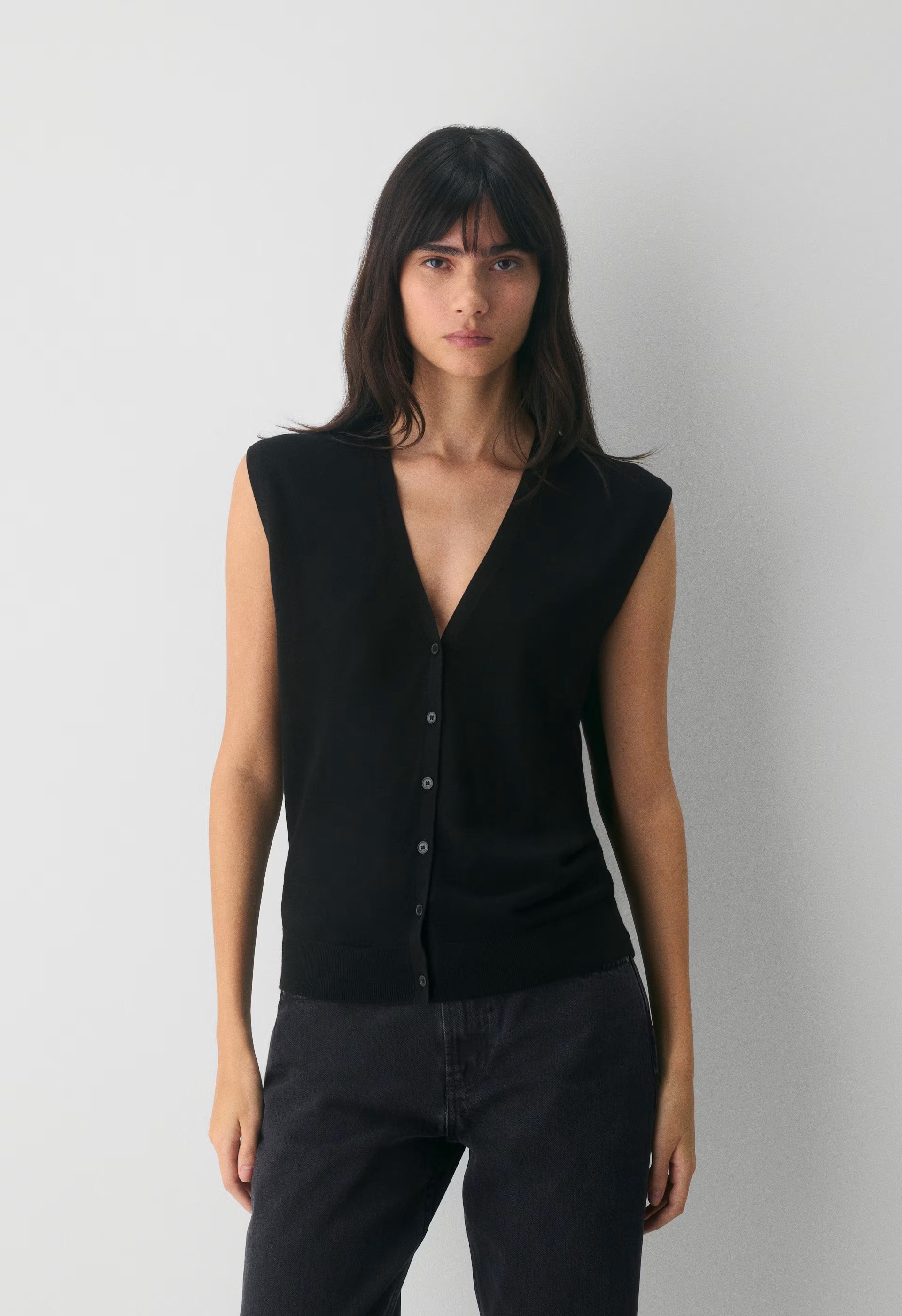 Fine Merino Wool Wedgewood Sweater Vest - BLACK