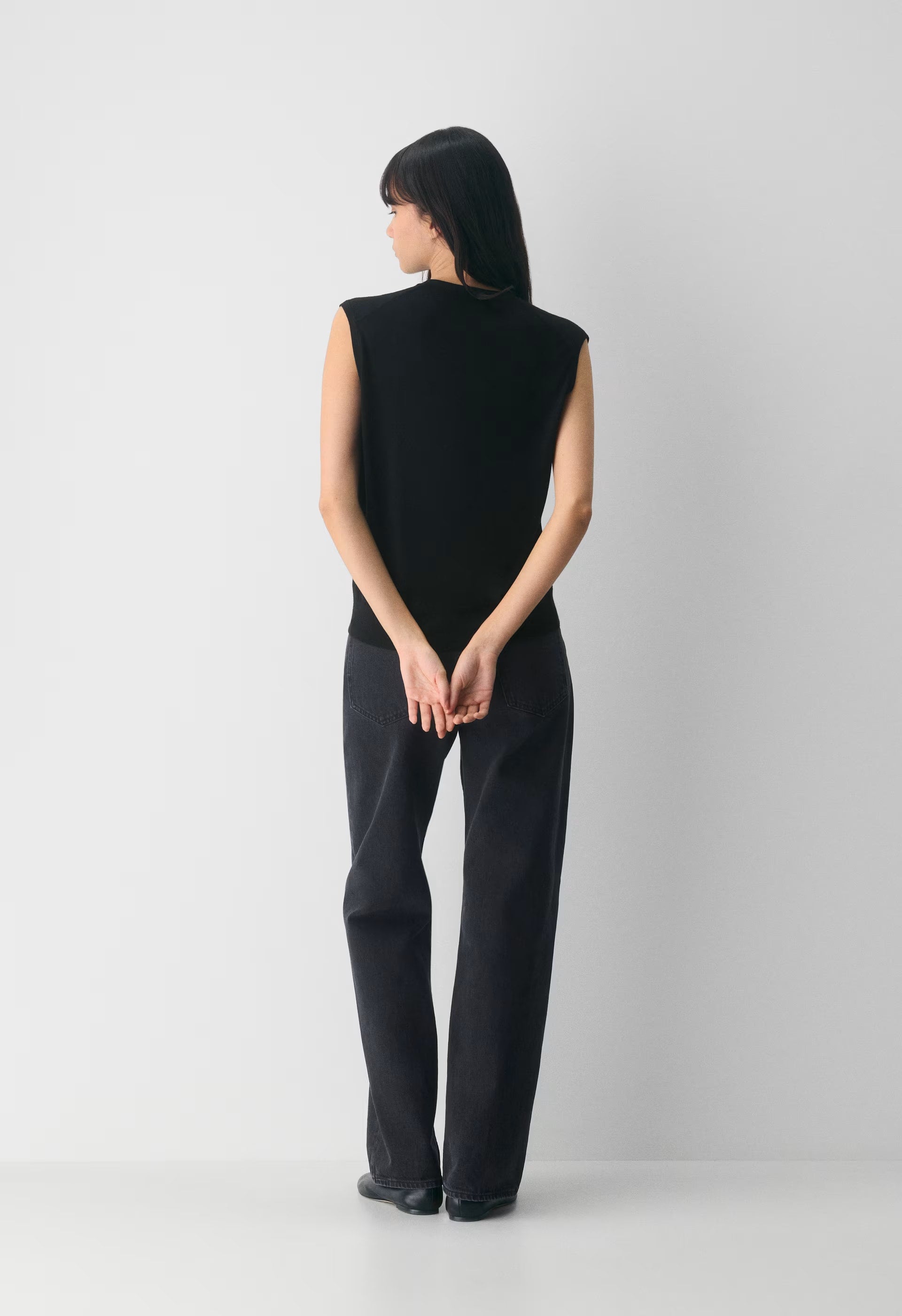 Fine Merino Wool Wedgewood Sweater Vest - BLACK