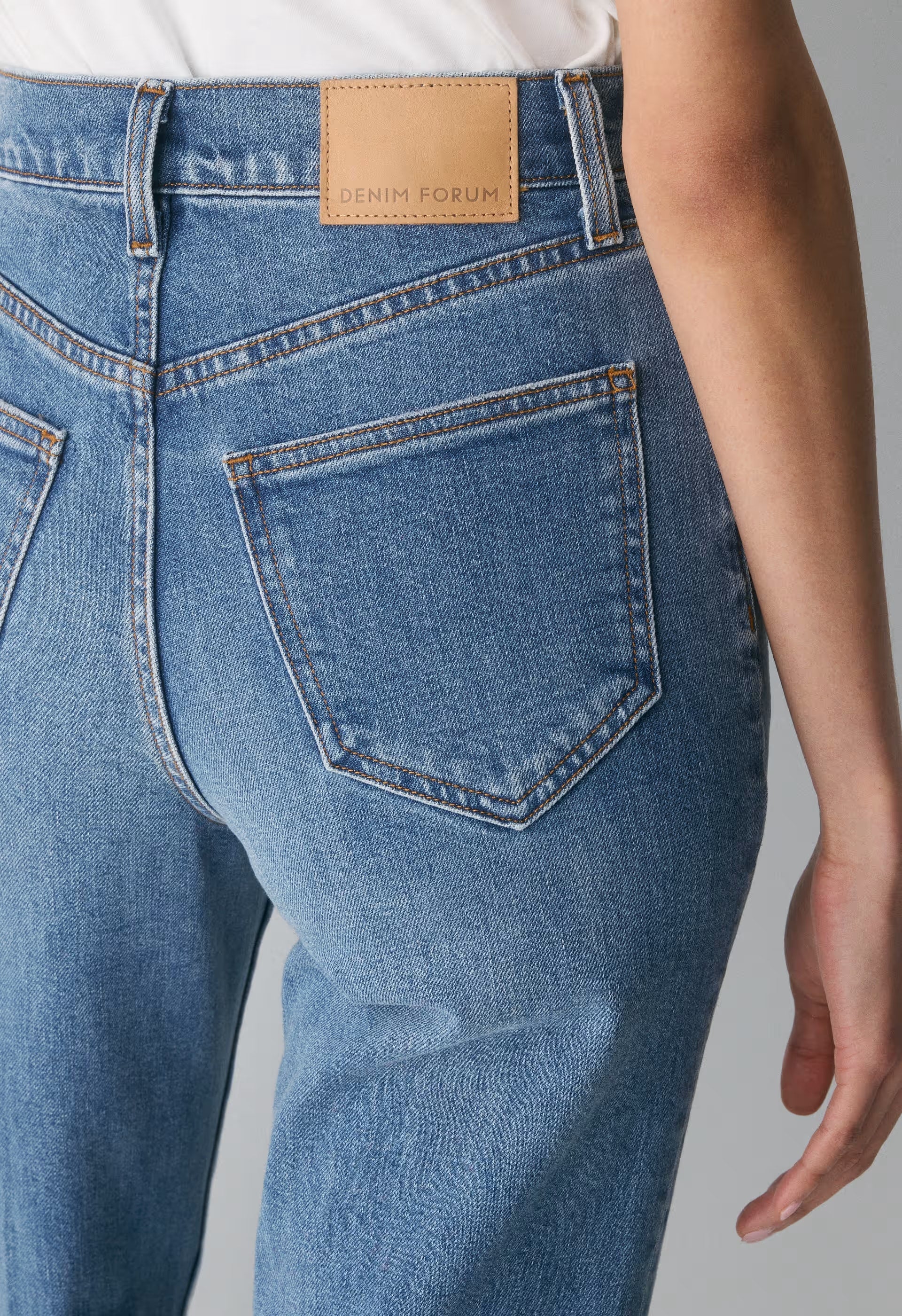 Denim Forum The Arlo Hi-Rise Straight Jean - 5 YRS KISS N TELL BLEU