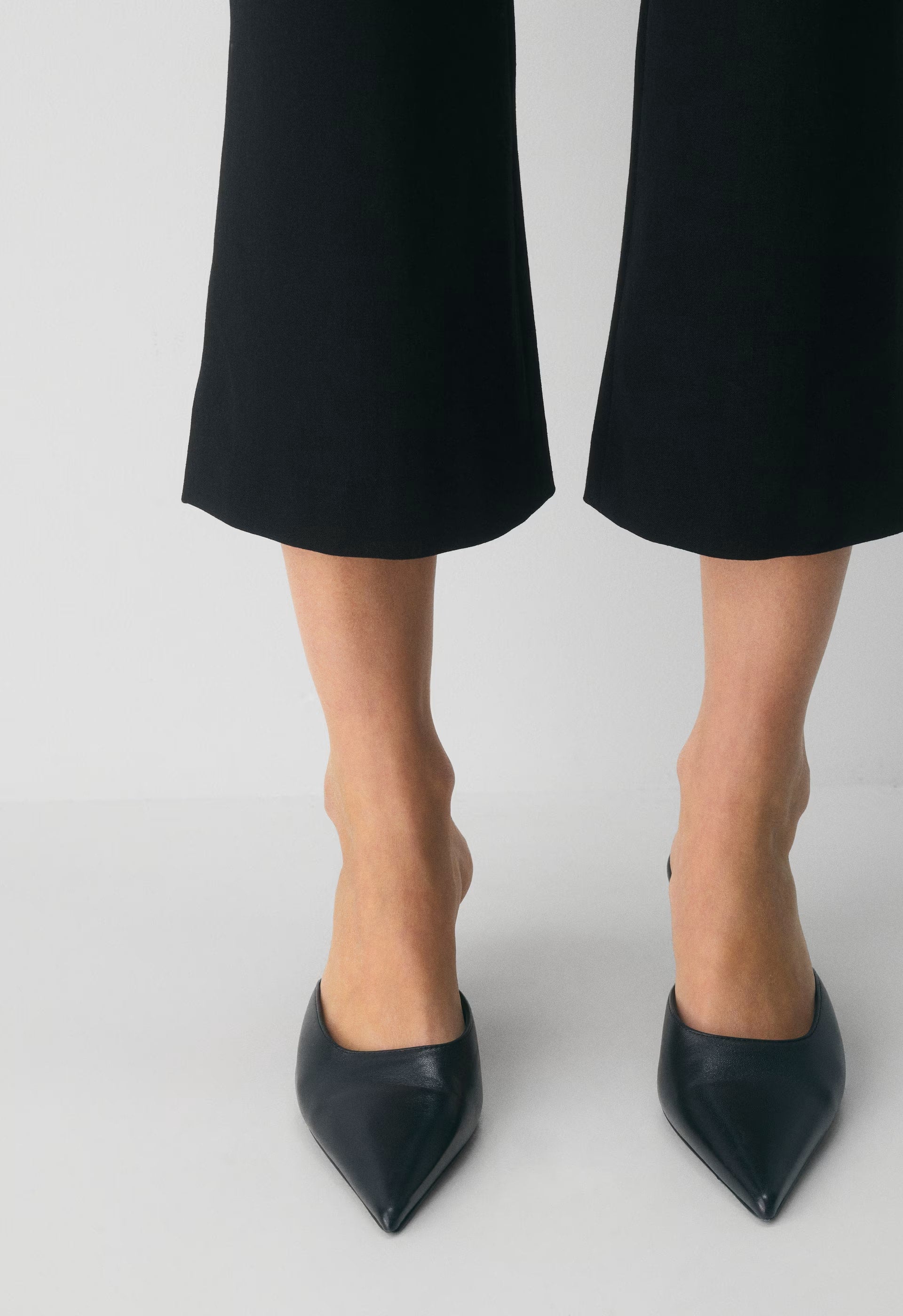 Carmen Capri - BLACK