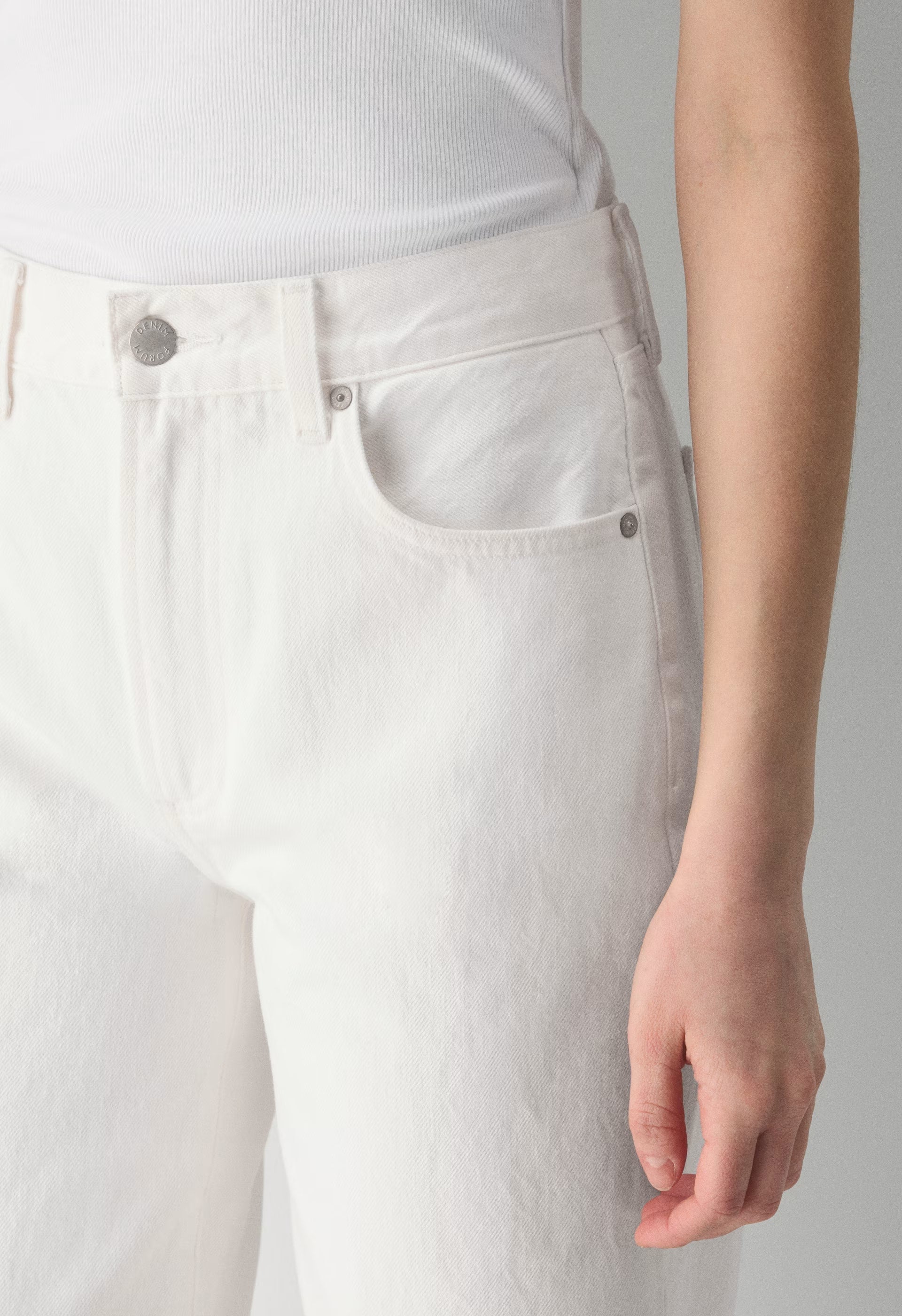 Denim Forum The Farrah Hi-Rise Wide Ankle Jean - A LITTLE WHITE LIE