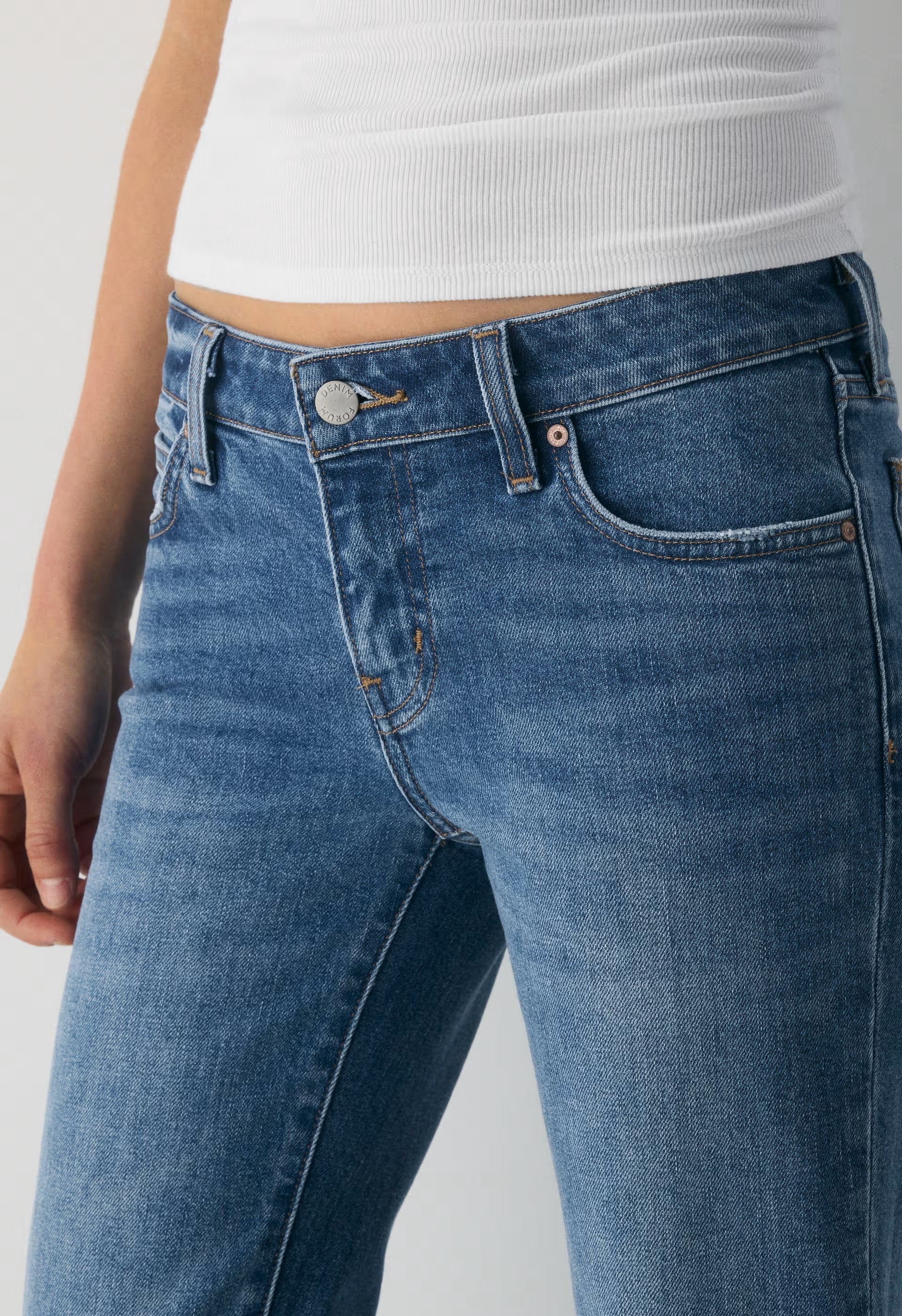 Denim Forum 002 Slim Lo-Rise Bootcut Jean - 5 YRS KISS N TELL BLEU