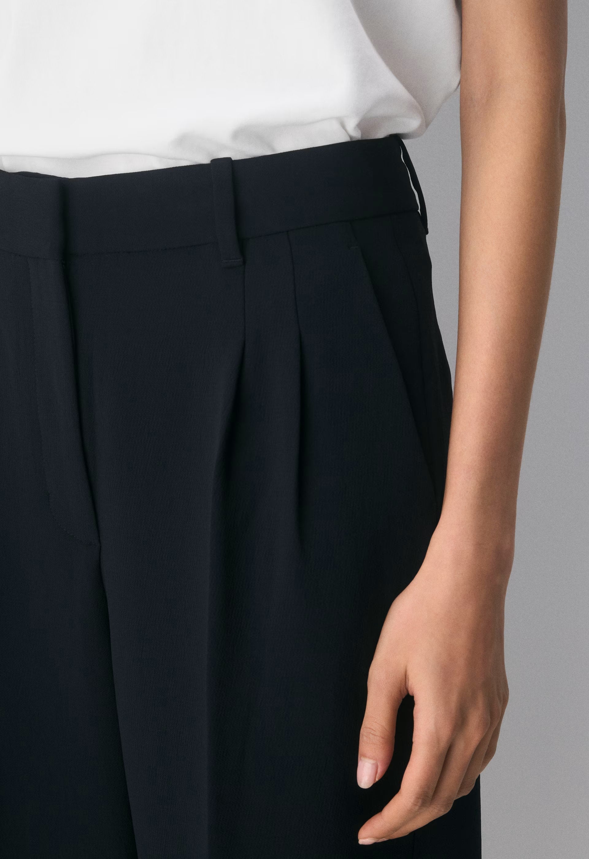 The Effortless Pant™ Cropped - Crepette™ - BLACK