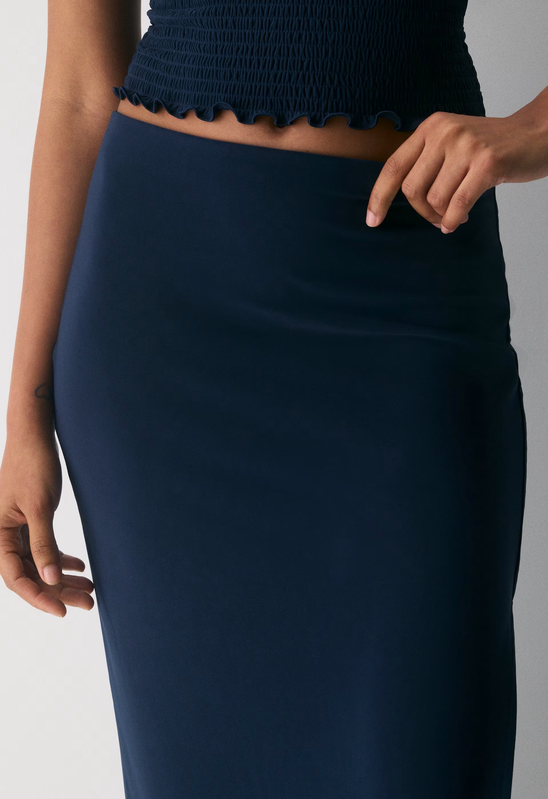 Smooth Matter™ Subscript Skirt - ADMIRAL