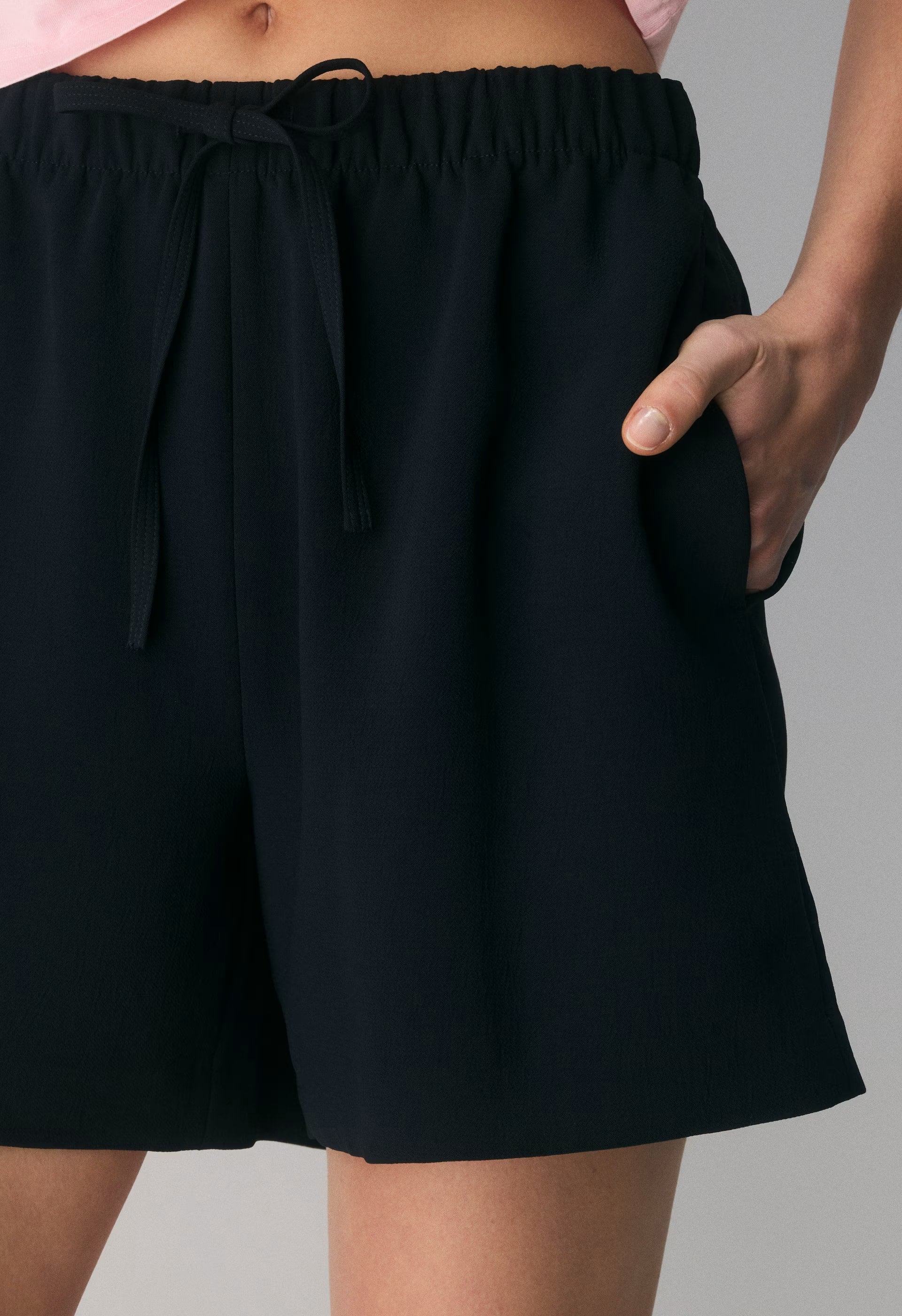 The Lodge Short™ Mid-Thigh - Crepette™ - BLACK