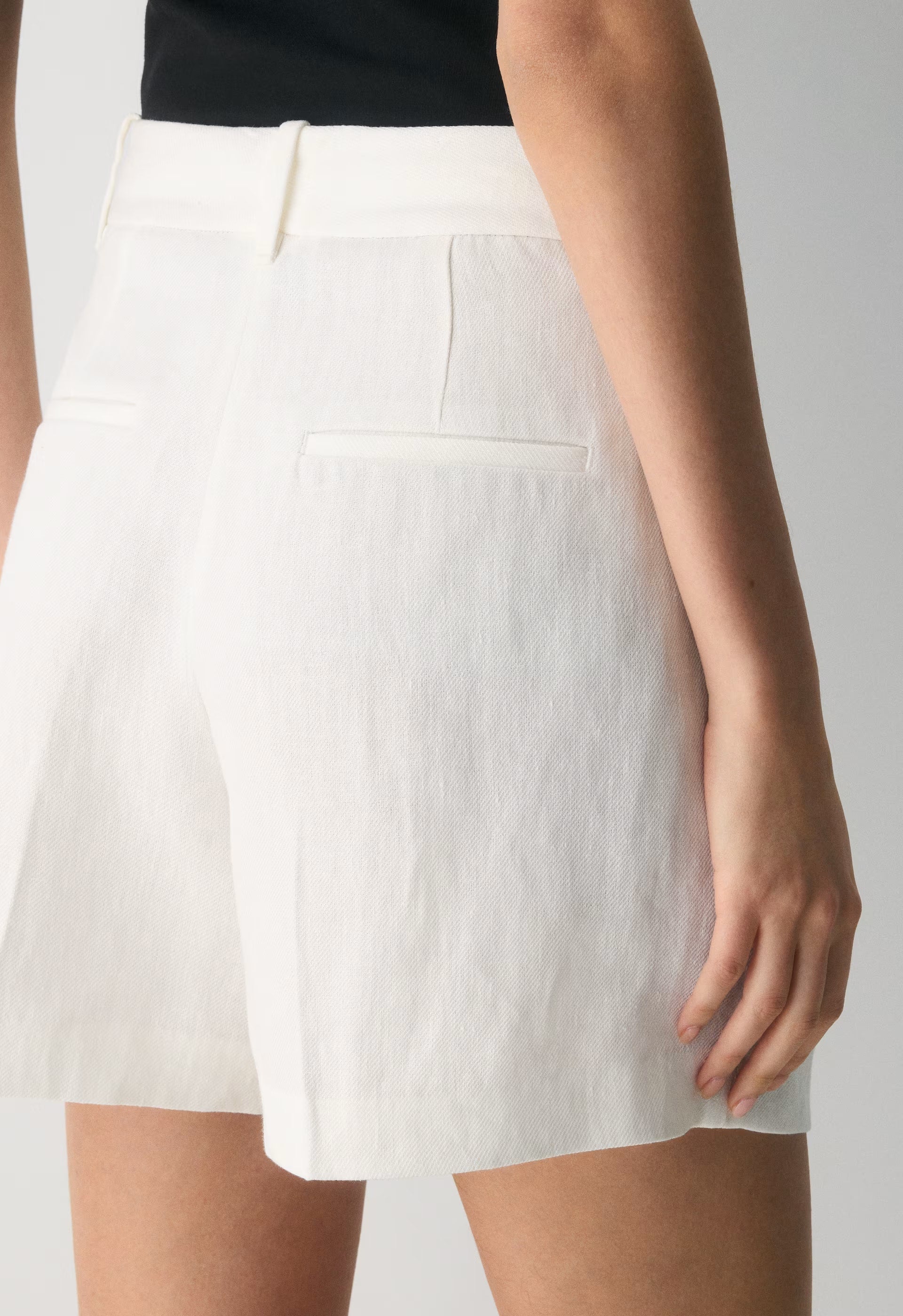 The Effortless Short™ Mid-Thigh - PowerLinen™ - LIGHT BIRCH