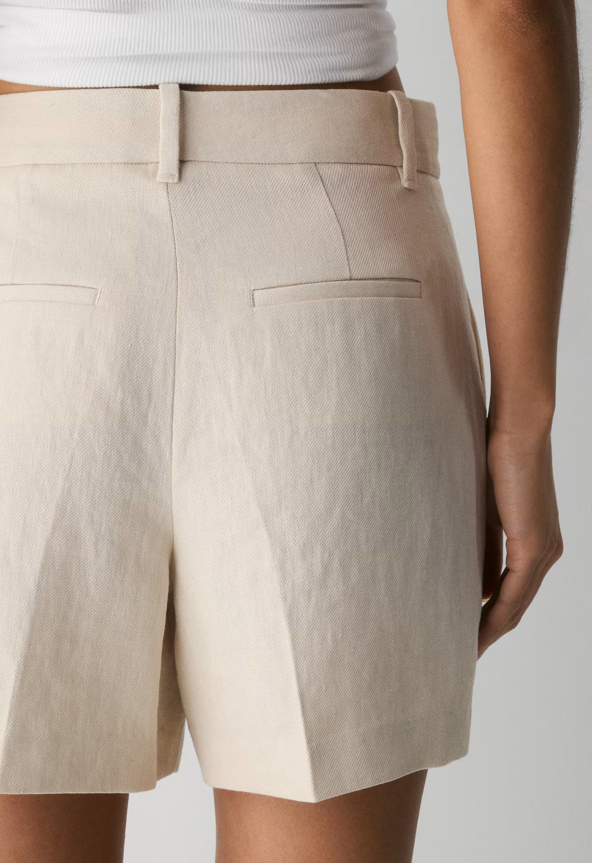 The Effortless Short™ Mid-Thigh - PowerLinen™ - COOL BEIGE