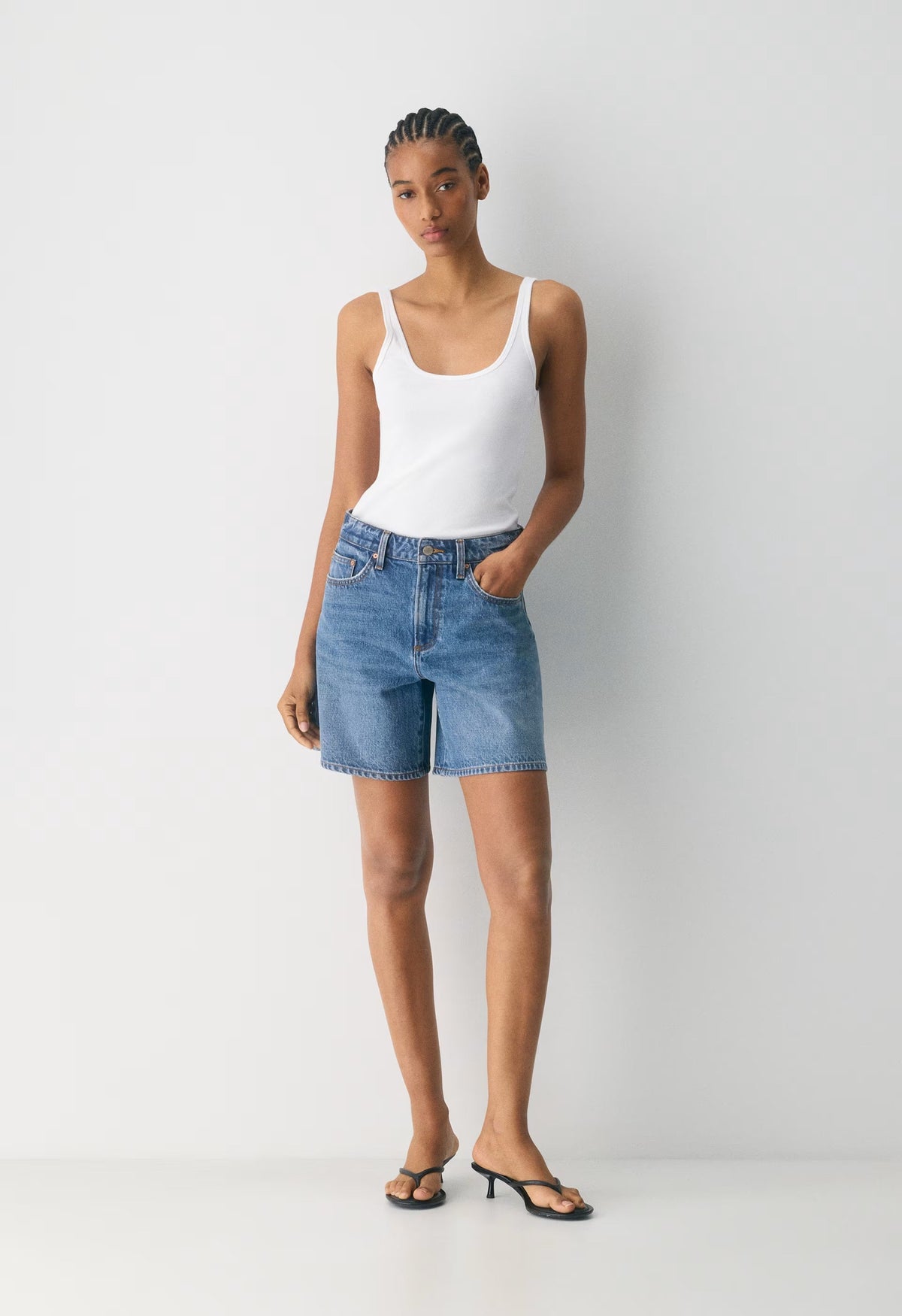 Denim Forum The ‘90s Vintage Hi Mid-Thigh Denim Short - 5 YRS KISS N TELL BLEU