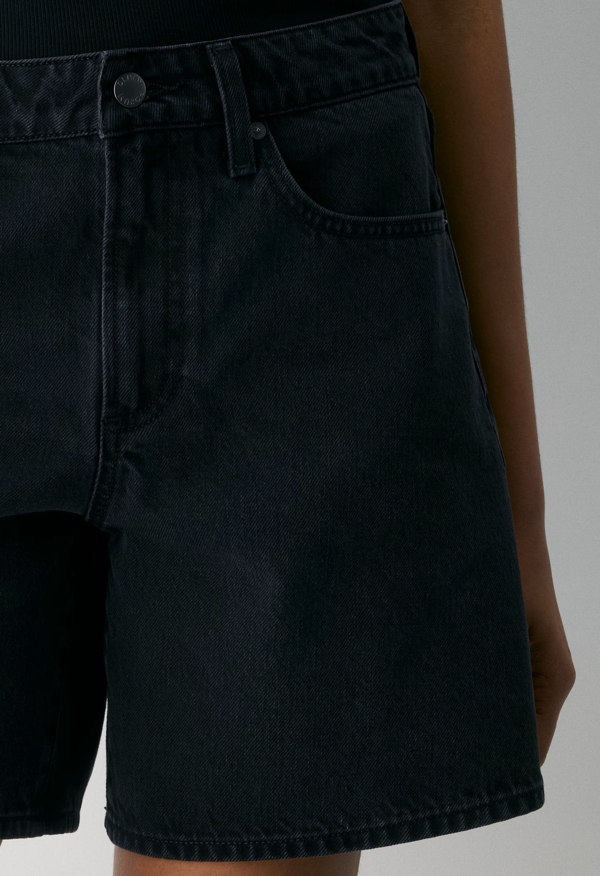 Denim Forum The ‘90s Vintage Hi Mid-Thigh Denim Short - BLACK EYELINER