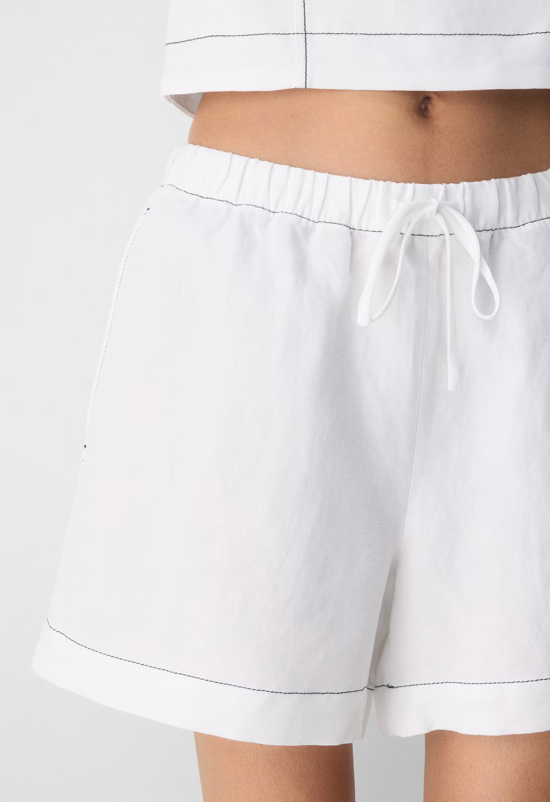 The Lodge Short™ Mid-Thigh - CruiseLinen™ - WHITE/BLACK