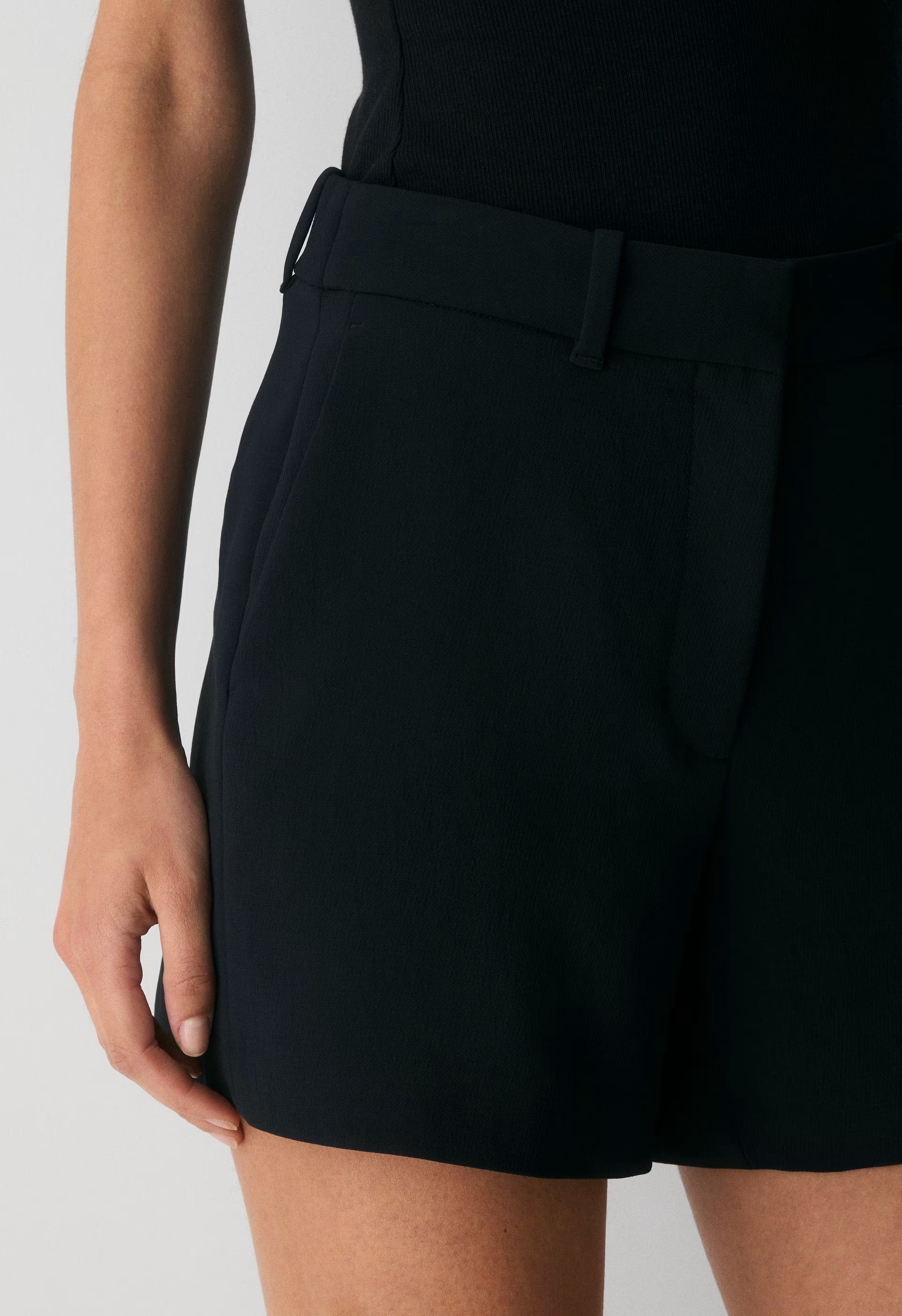 New Agency Mid-Thigh Short - Crepette™ - BLACK