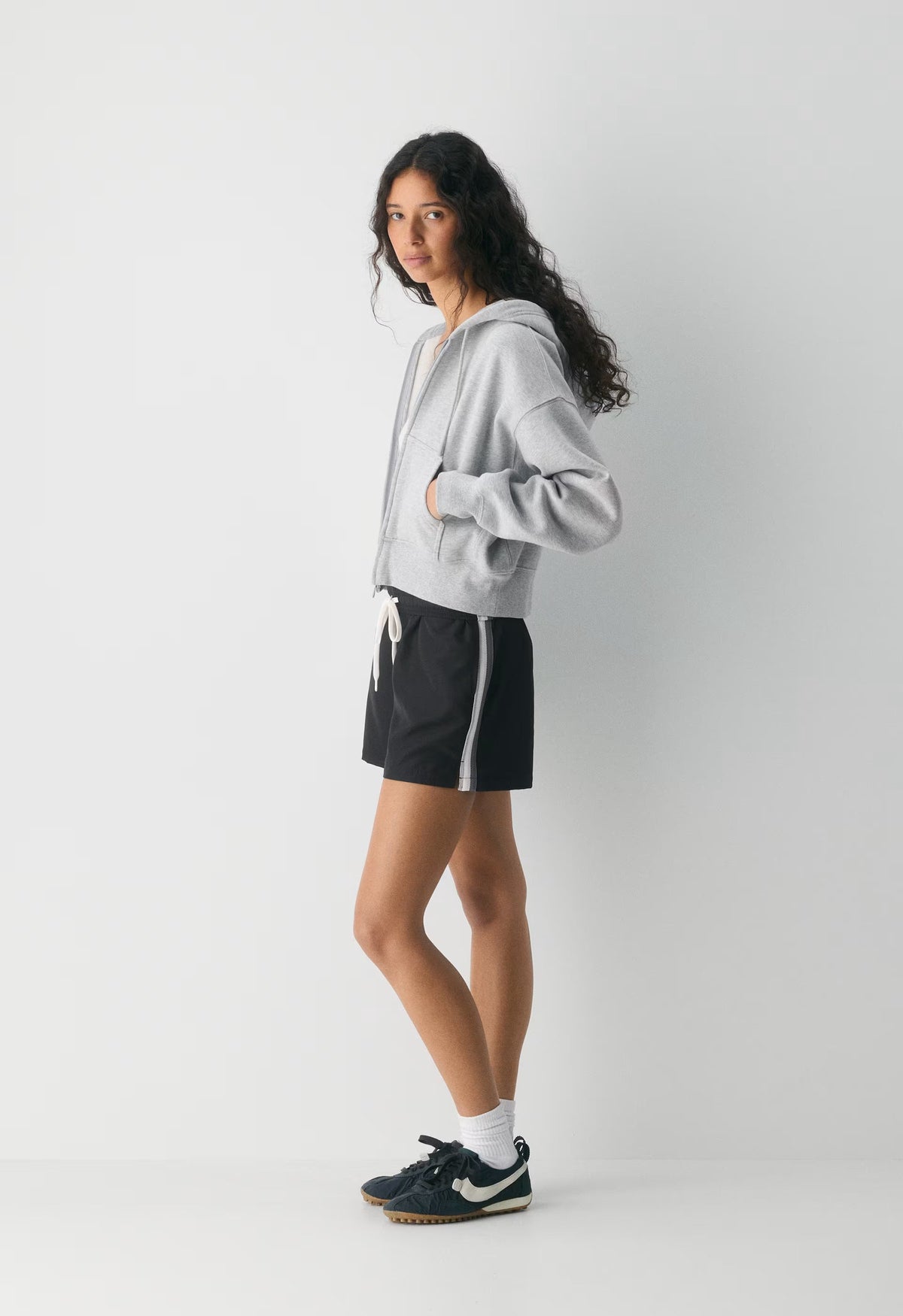 Medallion Mid-Thigh Short - BLACK/MULTI