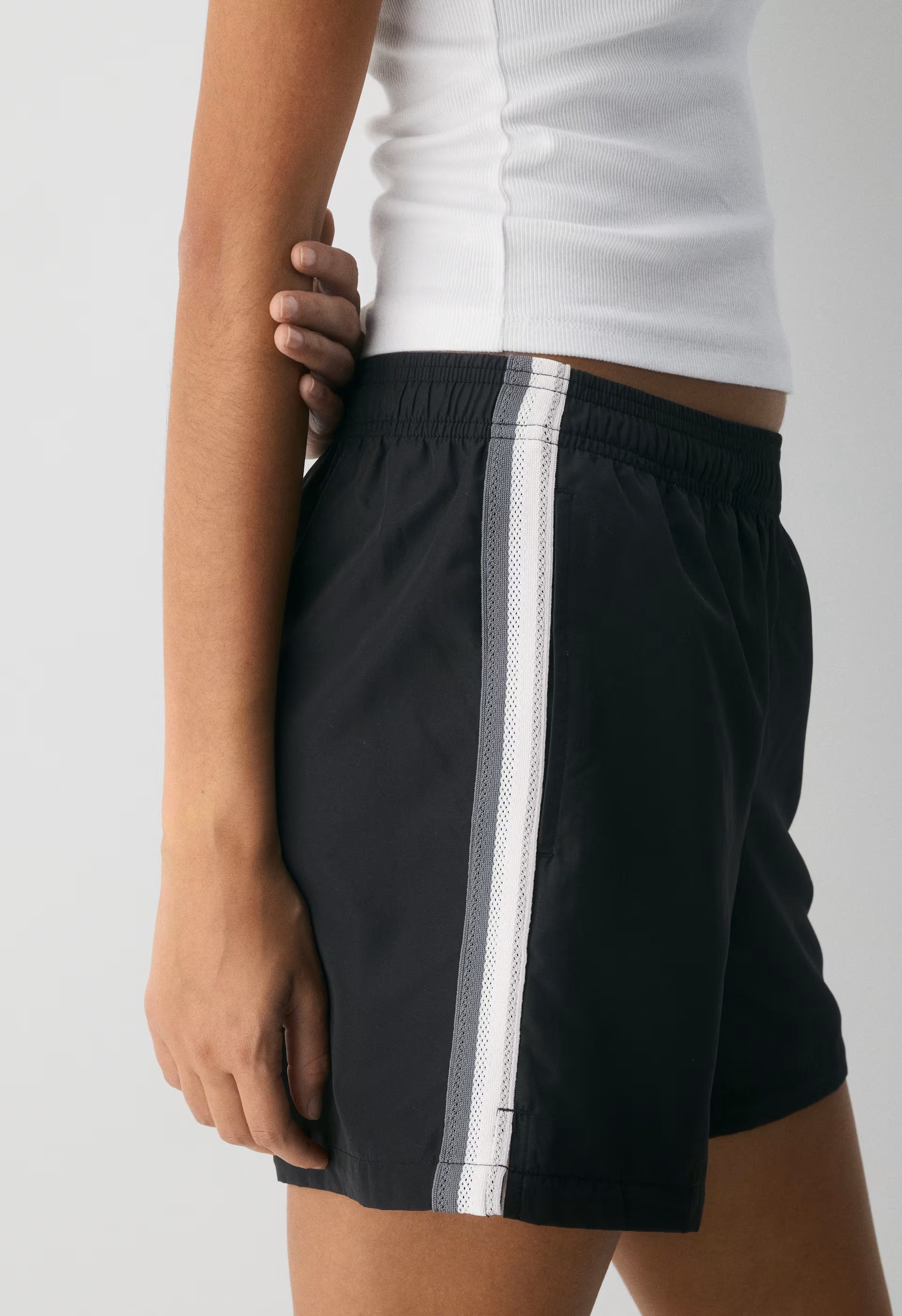 Medallion Mid-Thigh Short - BLACK/MULTI