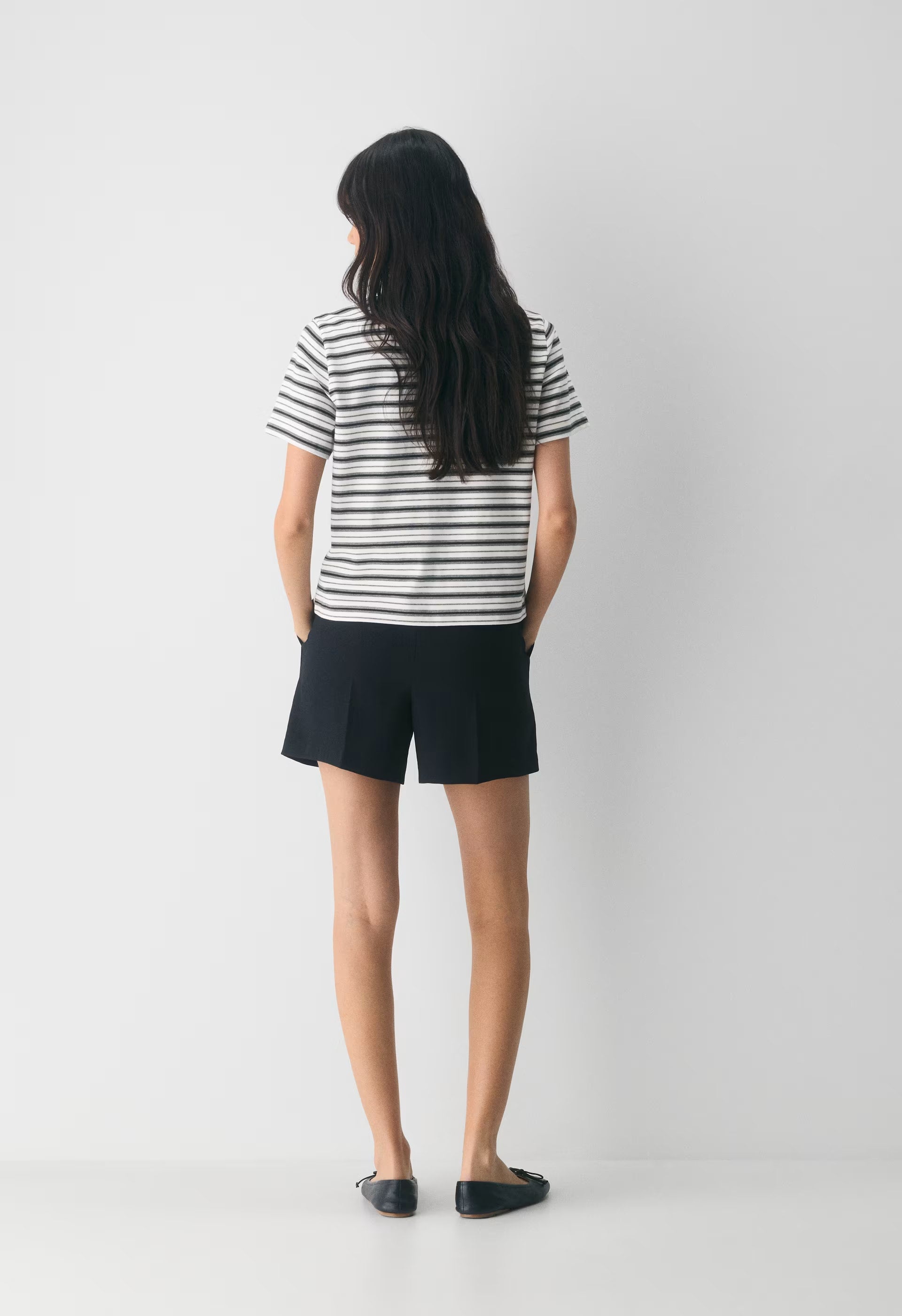 The Effortless Short™ Mid-Thigh - Crepette™ - BLACK