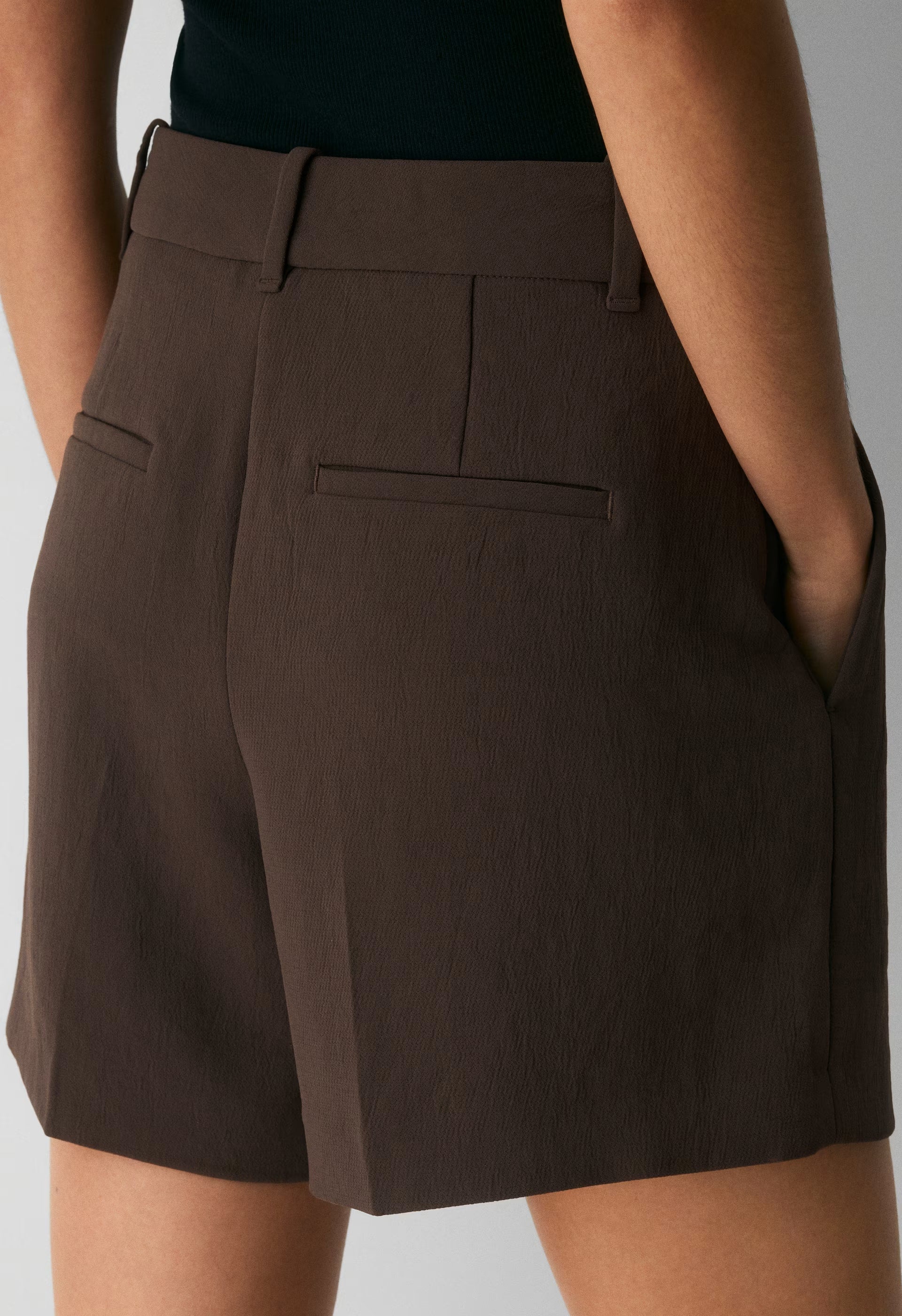 The Effortless Short™ Mid-Thigh - Crepette™ - RICH MOCHA BROWN