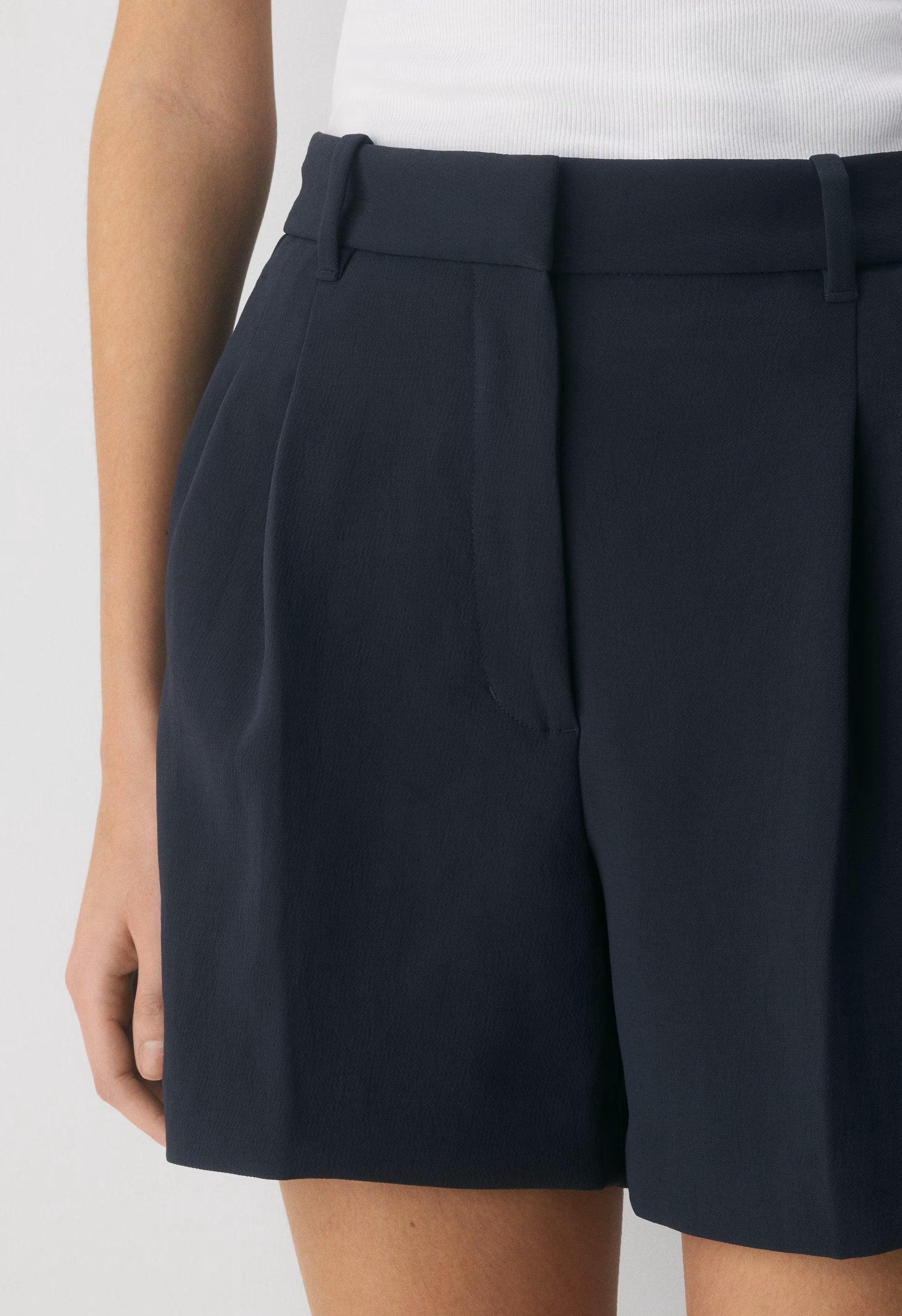 The Effortless Short™ Mid-Thigh - Crepette™ - DARK NIGHT NAVY