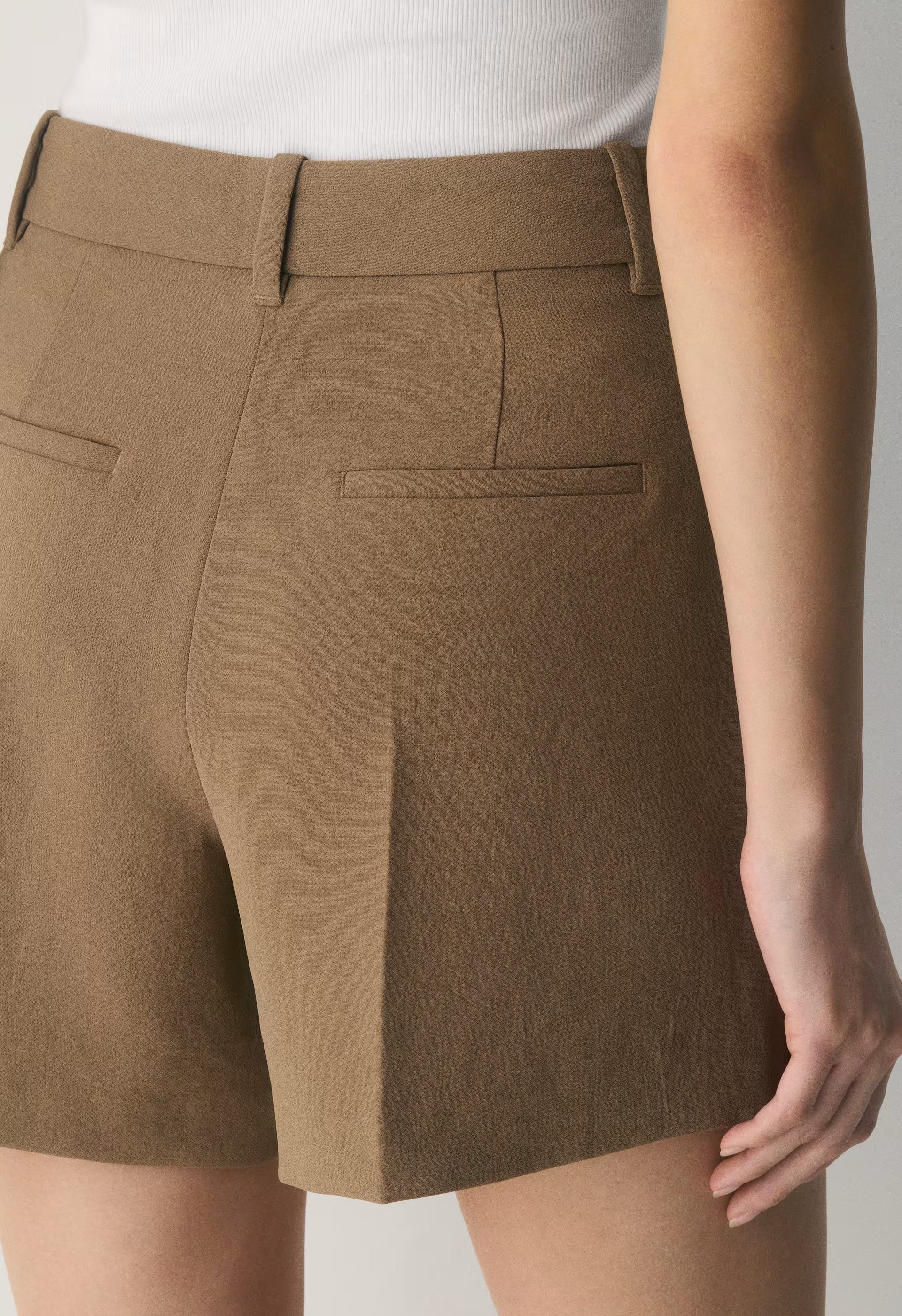 The Effortless Short™ Mid-Thigh - Crepette™ - FOLIO TAUPE