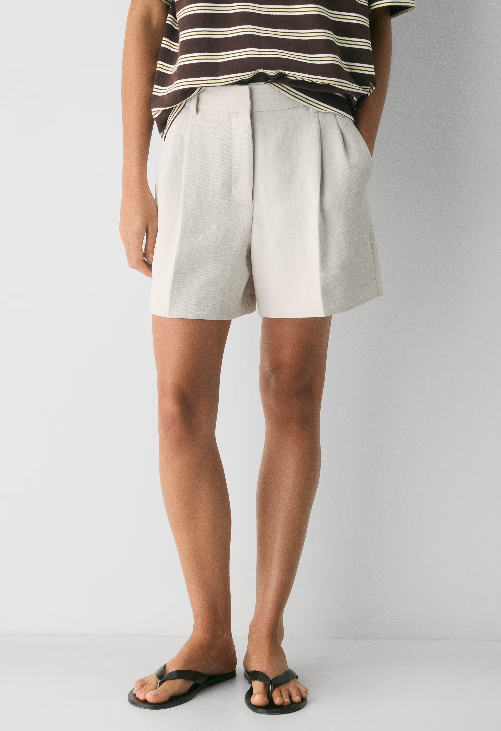 The Effortless Short™ Mid-Thigh - Crepette™ - METROPOLIS BEIGE