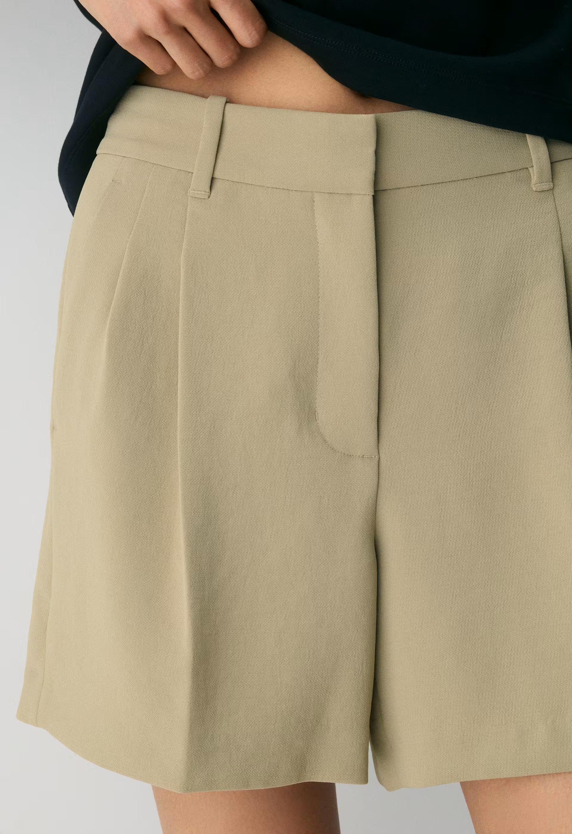 The Effortless Short™ Mid-Thigh - Crepette™ - MARTINI OLIVE