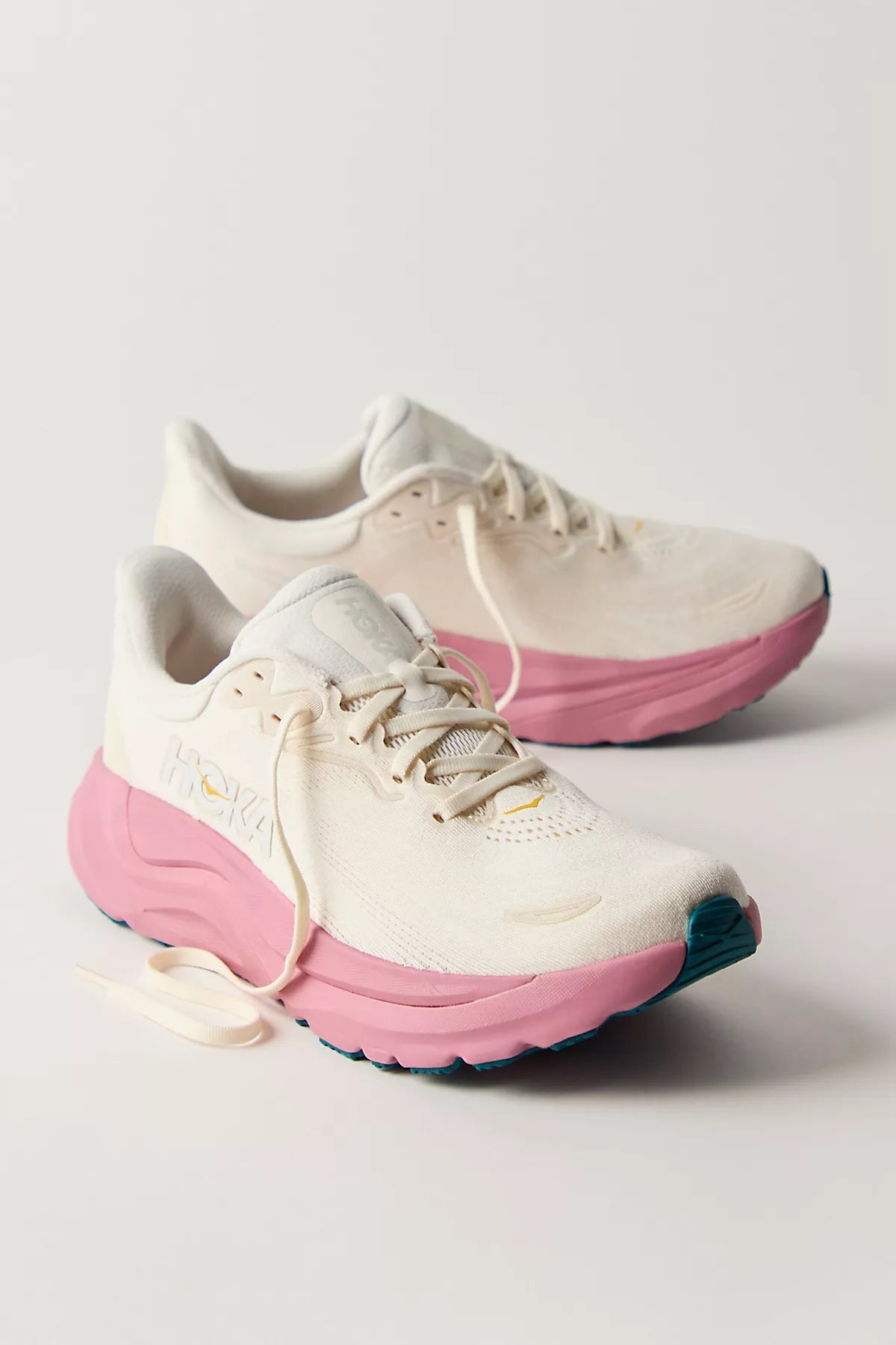 HOKA® Arahi 8 Sneakers