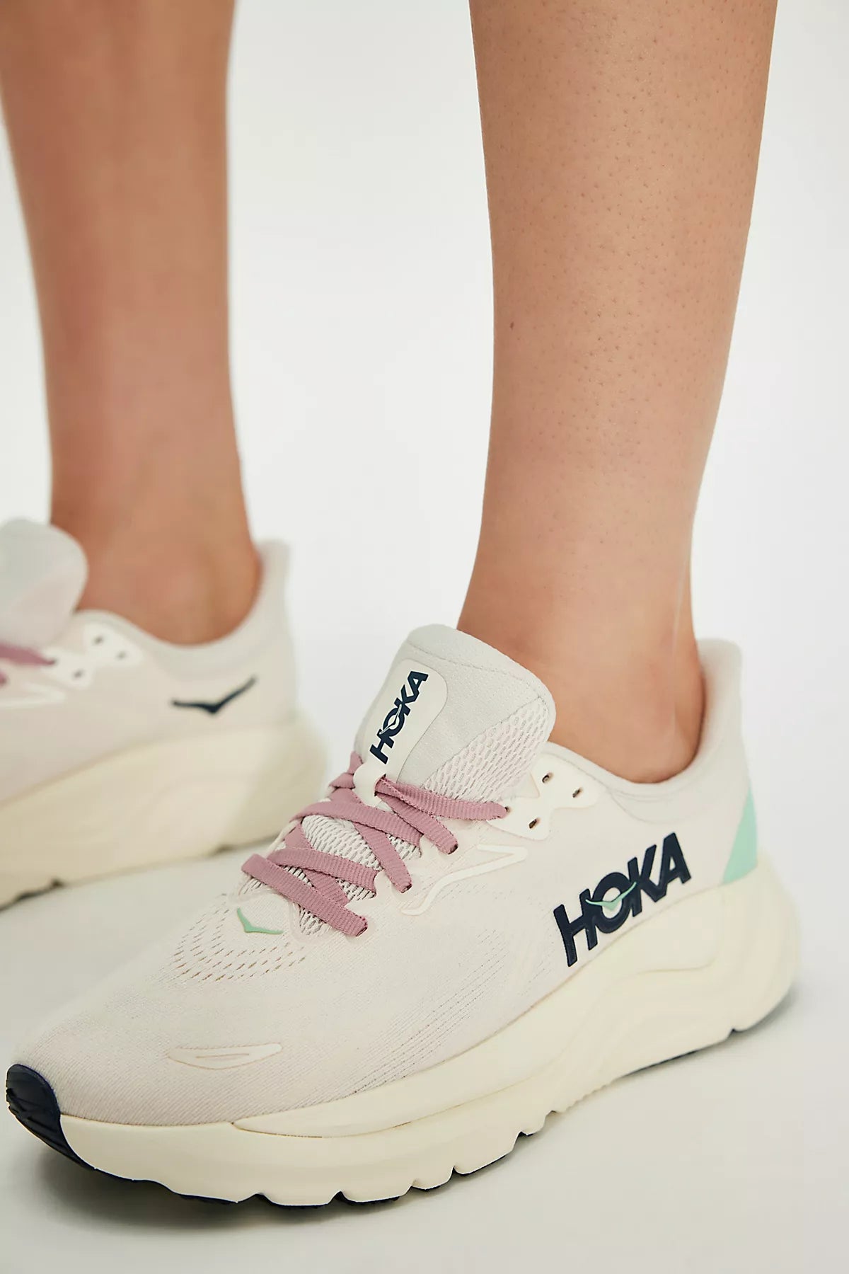 HOKA® Arahi 8 Sneakers