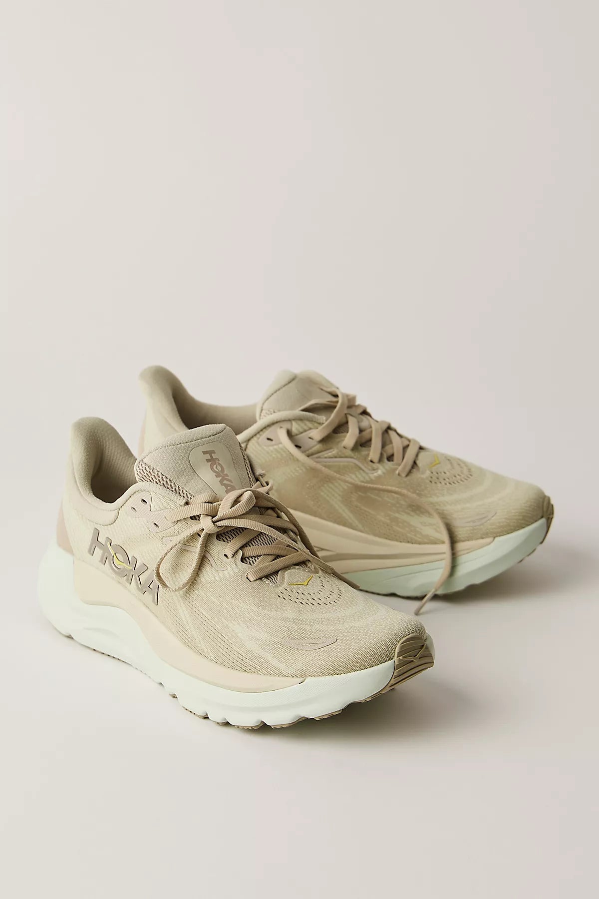 HOKA® Arahi 8 Sneakers