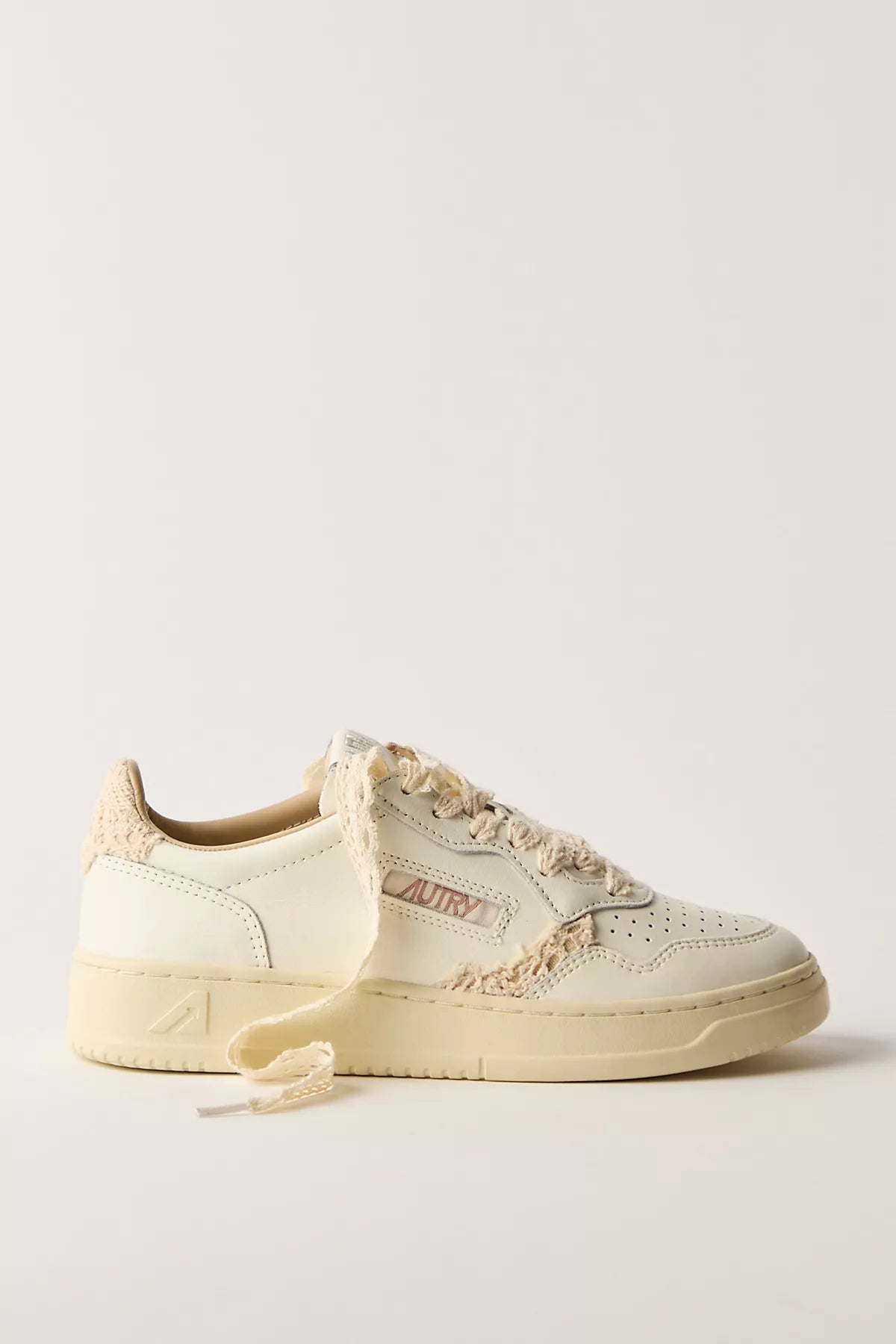 Autry Medalist Lace Low-Top Sneakers