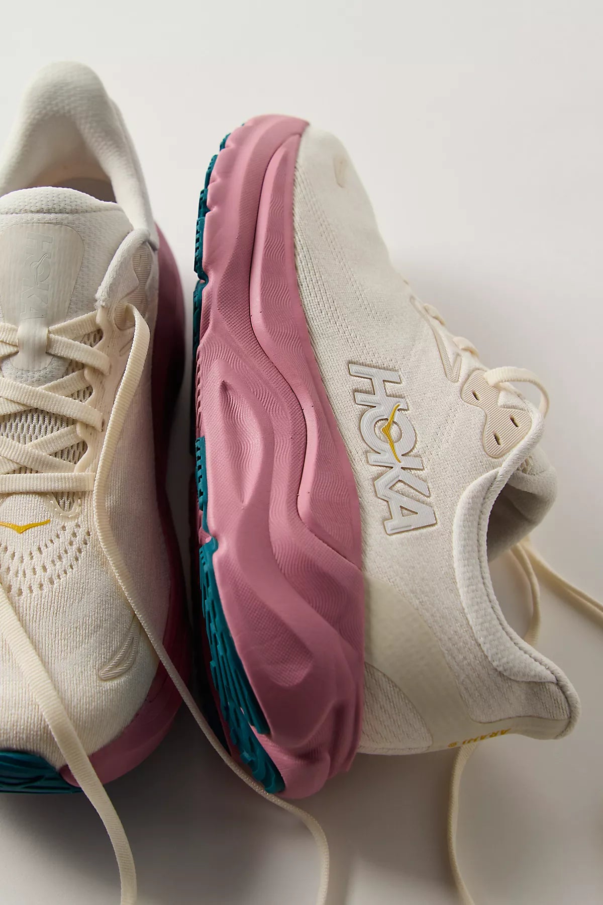 HOKA® Arahi 8 Sneakers